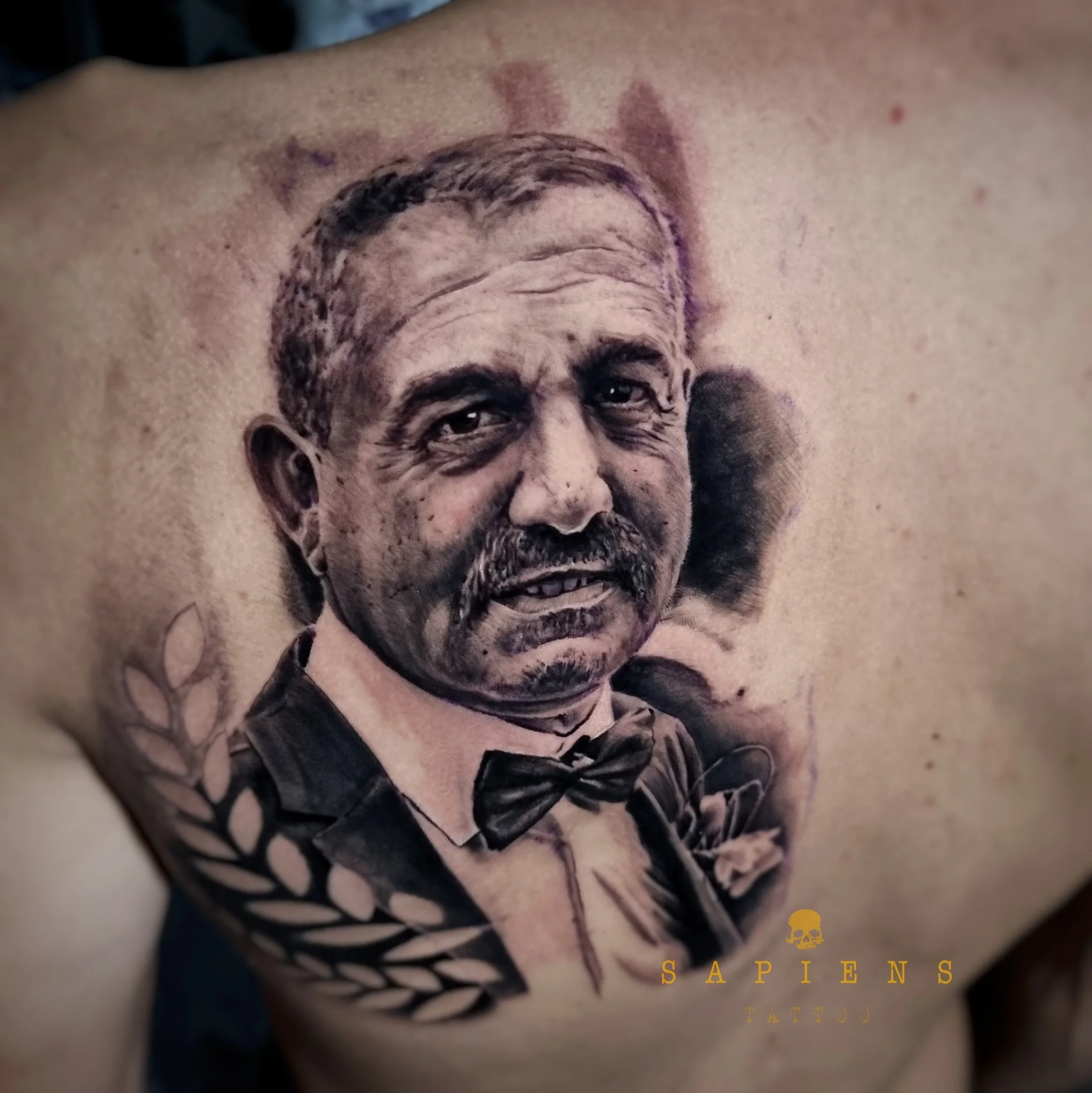 tatuaj black and gray pe spate portret