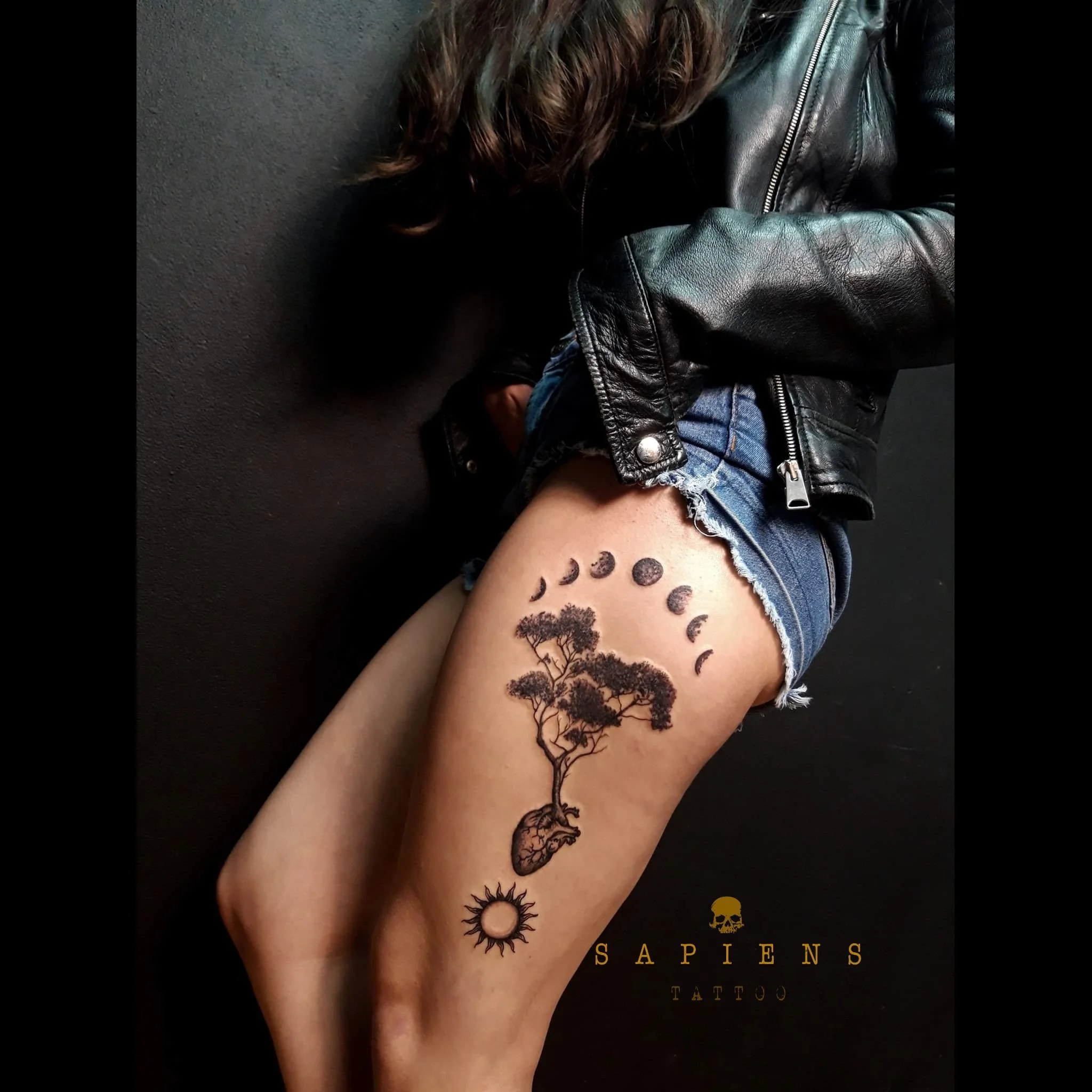 femeie tatuata pe pulpa picorului cu un tatuaj mare