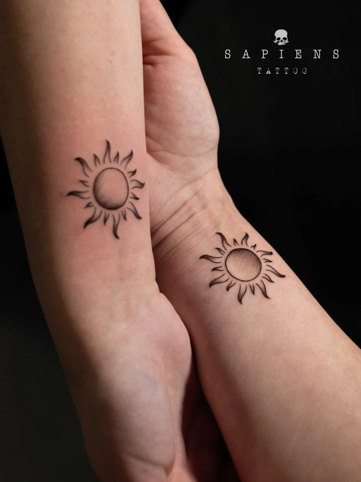 tatuaj matching cu un soare din linii pe incheietura mainii pentru doua persoane