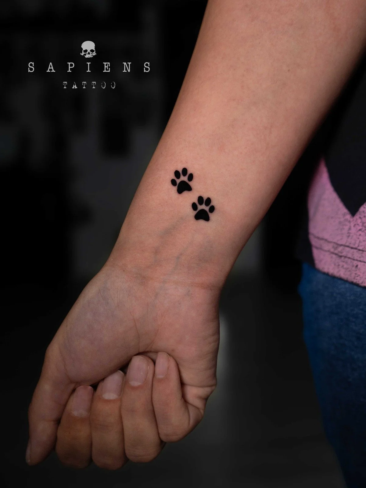 tatuaj mic cu labutele unei pisici la incheietura mainii