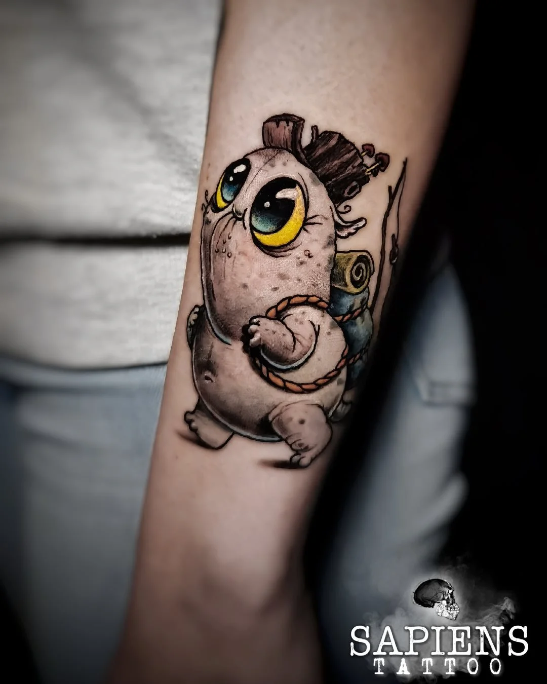 tatuaj pe antebrat cu un pitic