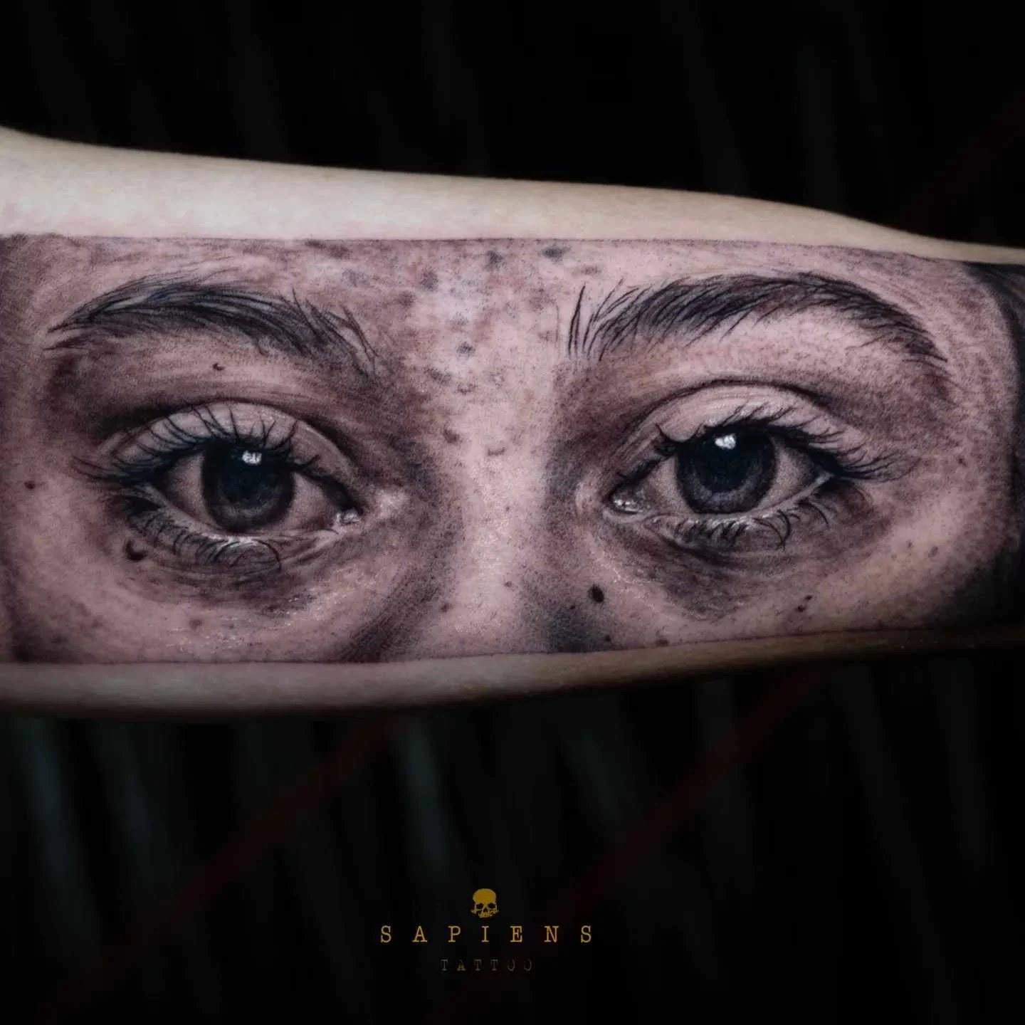 tatuaj portret black and gray cu ochii iubitei