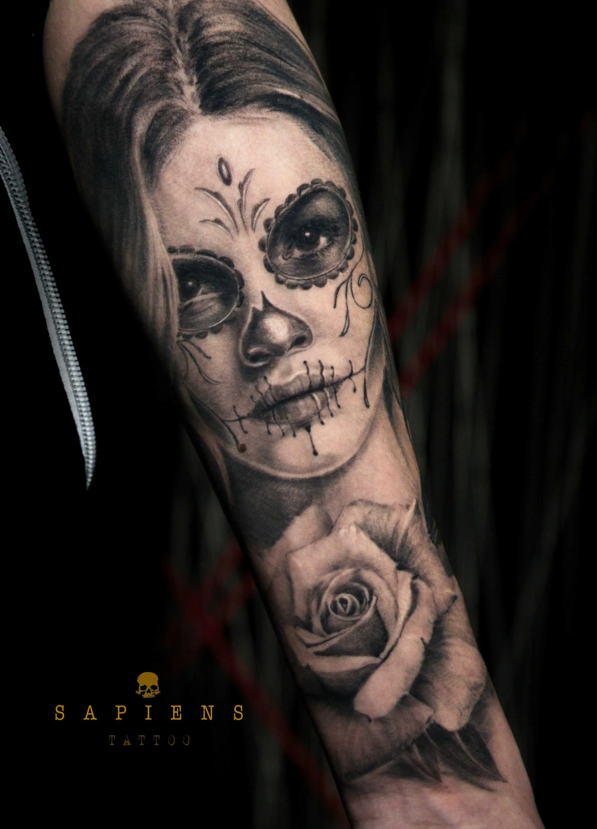 tatuaj pe antebrat cu femei in bucuresti