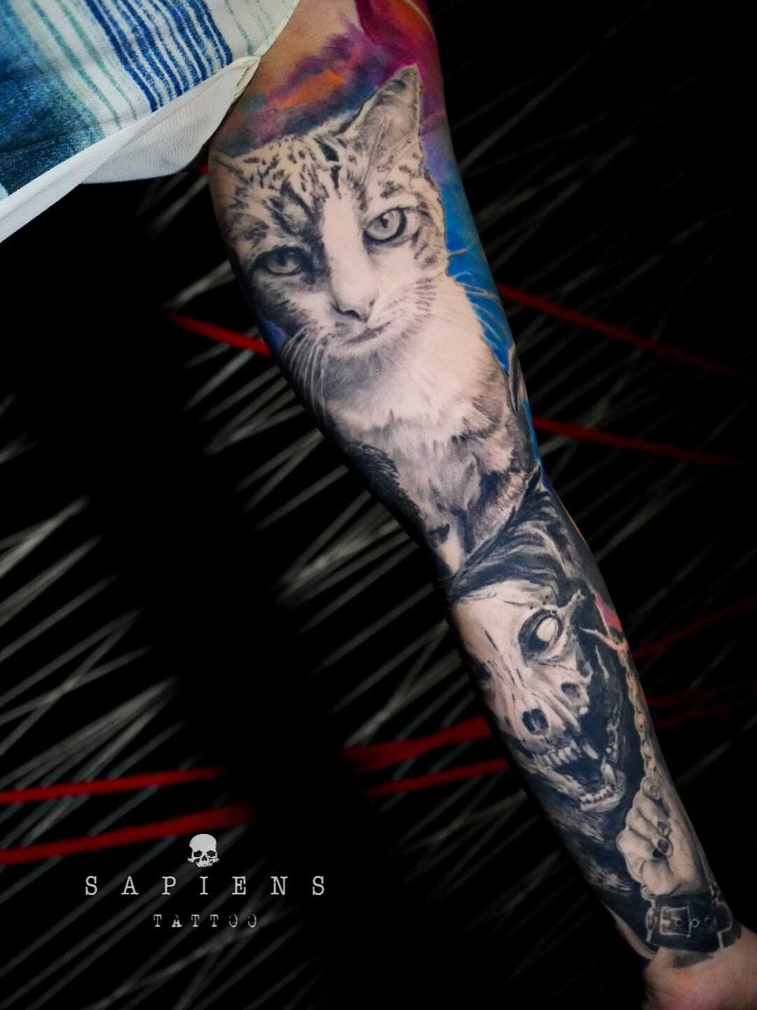 tatuaj full sleeve color pentru femei cu portetul unei pisici si alte elemente