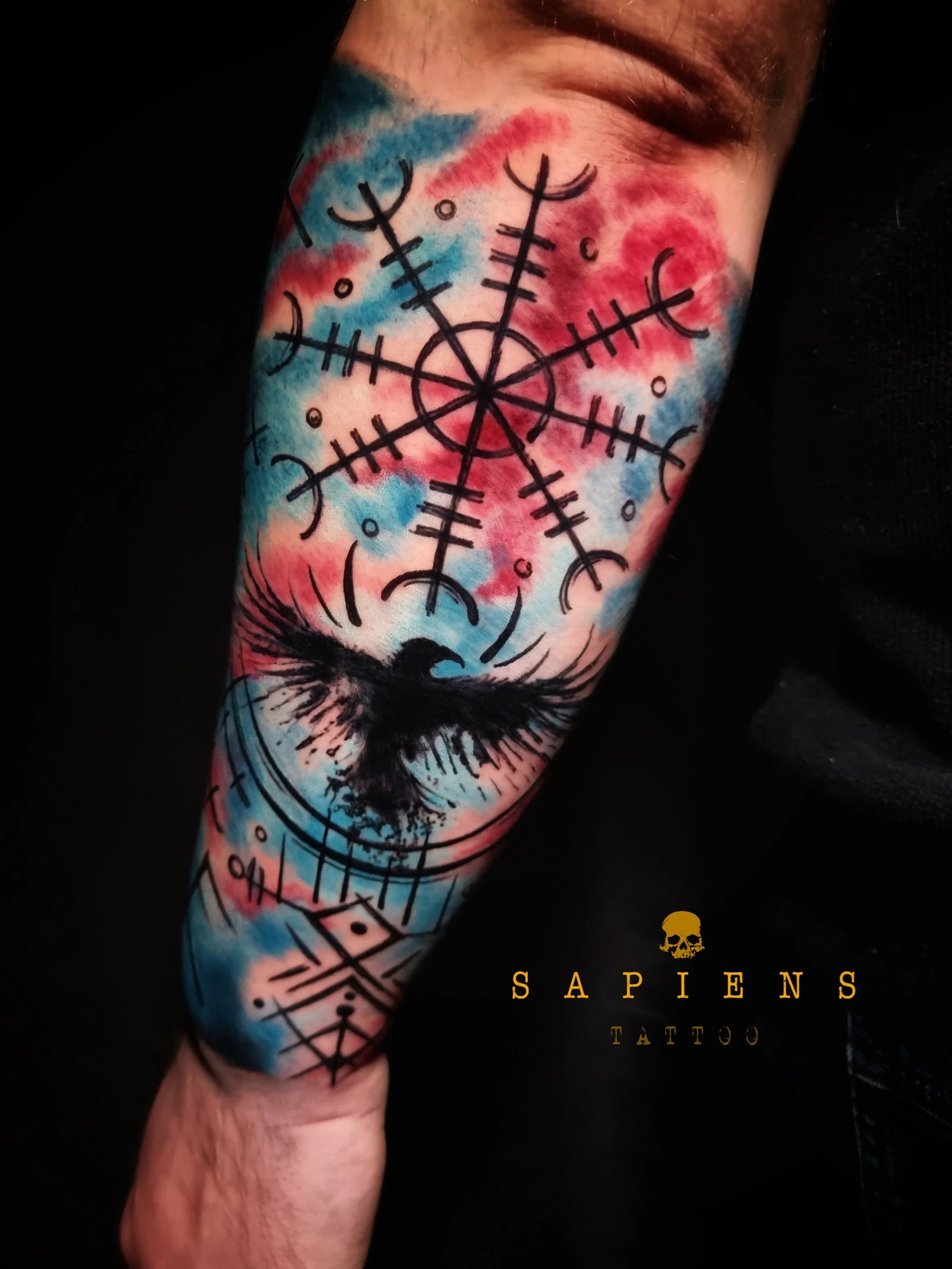 barbat cu tatuaj color pe antebrat exterior