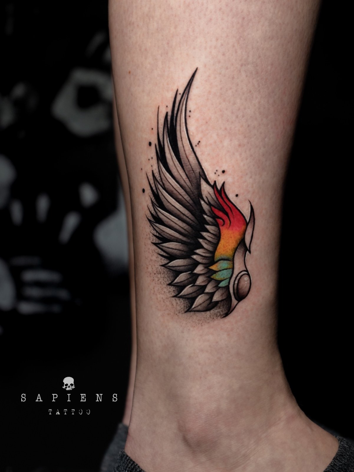 tatuaj pe glezna color pentru o femeie