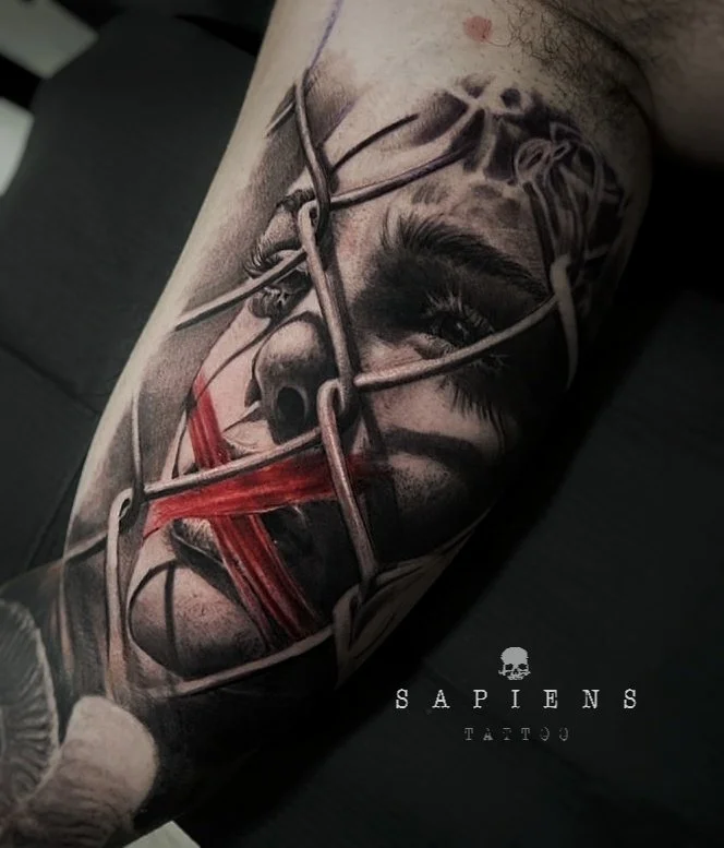 tatuaj cu femeie frumoasa in spatele unui gard