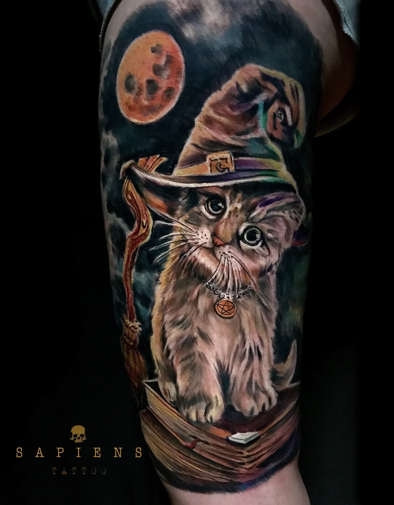 tatuaj color cu pisica sabrina pe picior