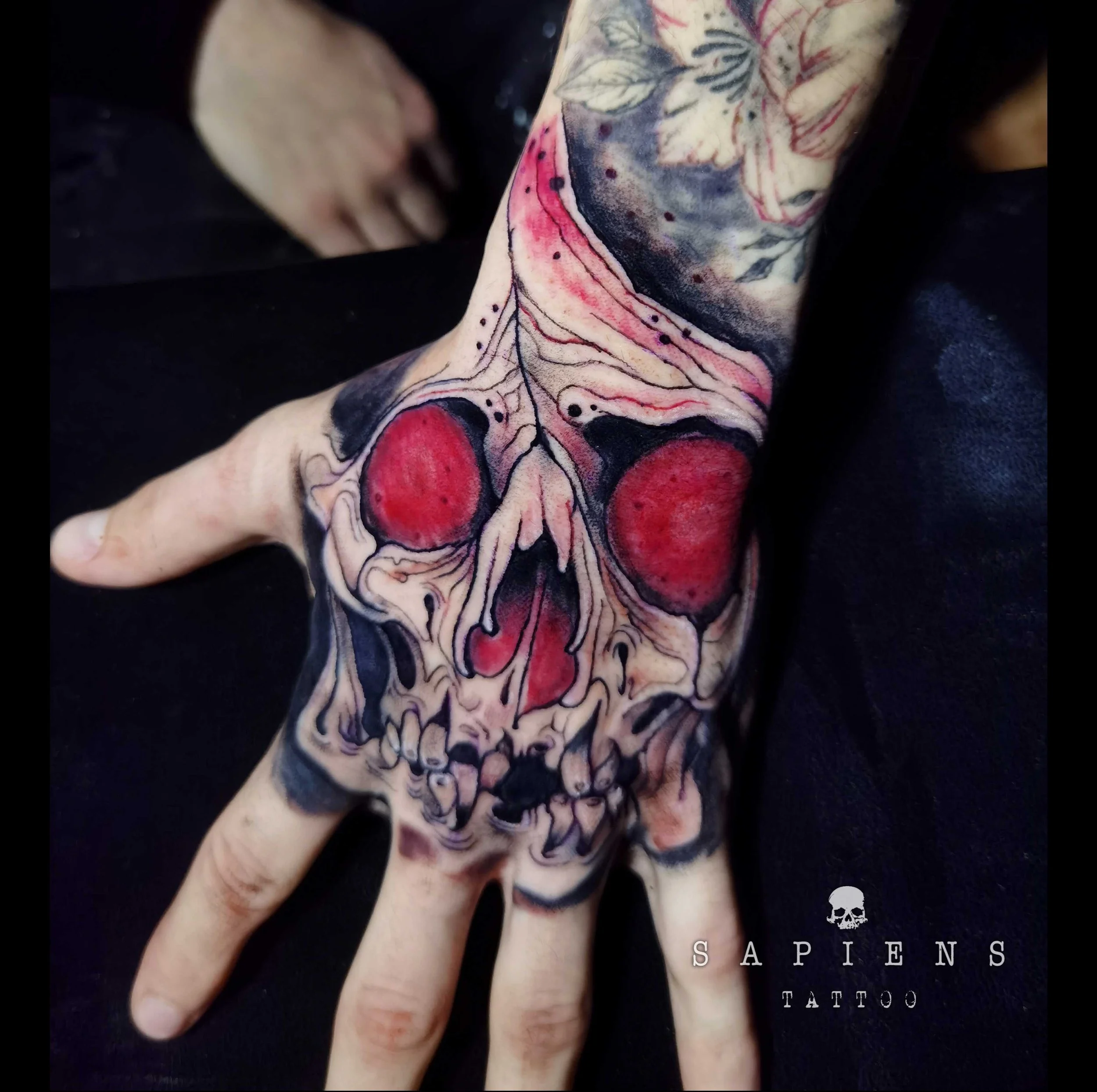 tatuaj pe pumn cu un craniu cu ochi rosii