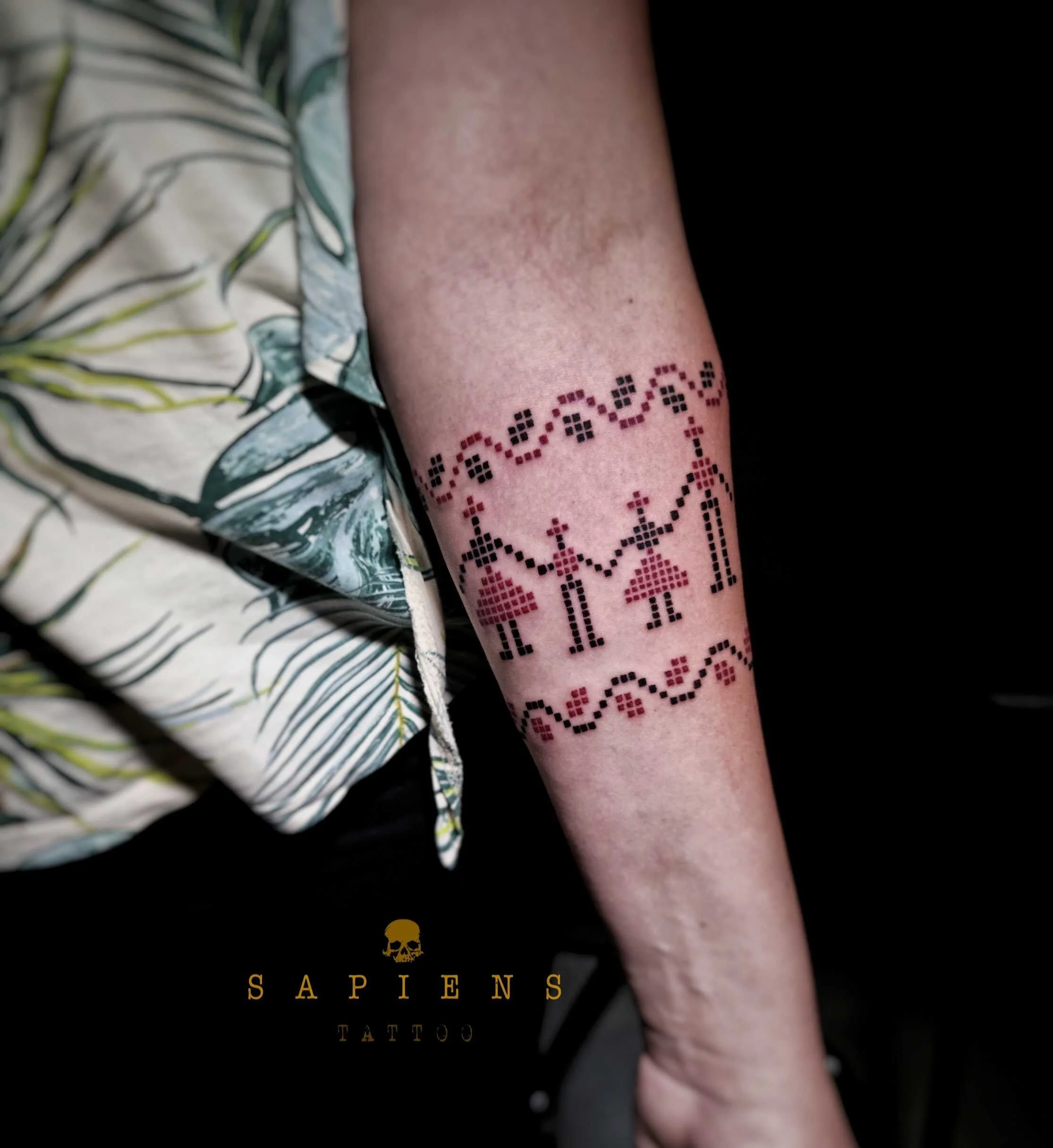 antebrat cu tatuaj traditional romanesc