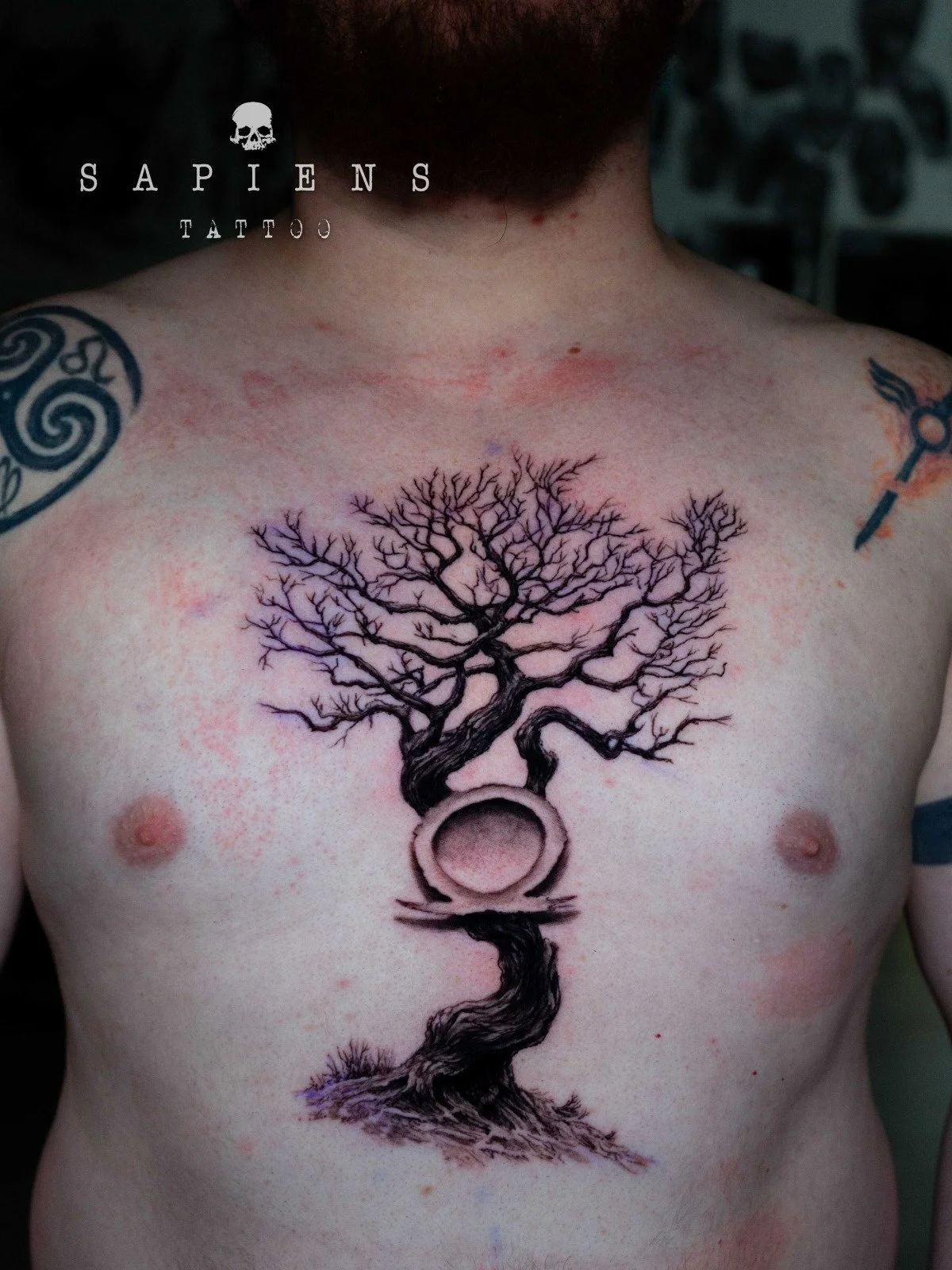 tatuaj pe pieptul si sternul unui barbat cu copacul vietii