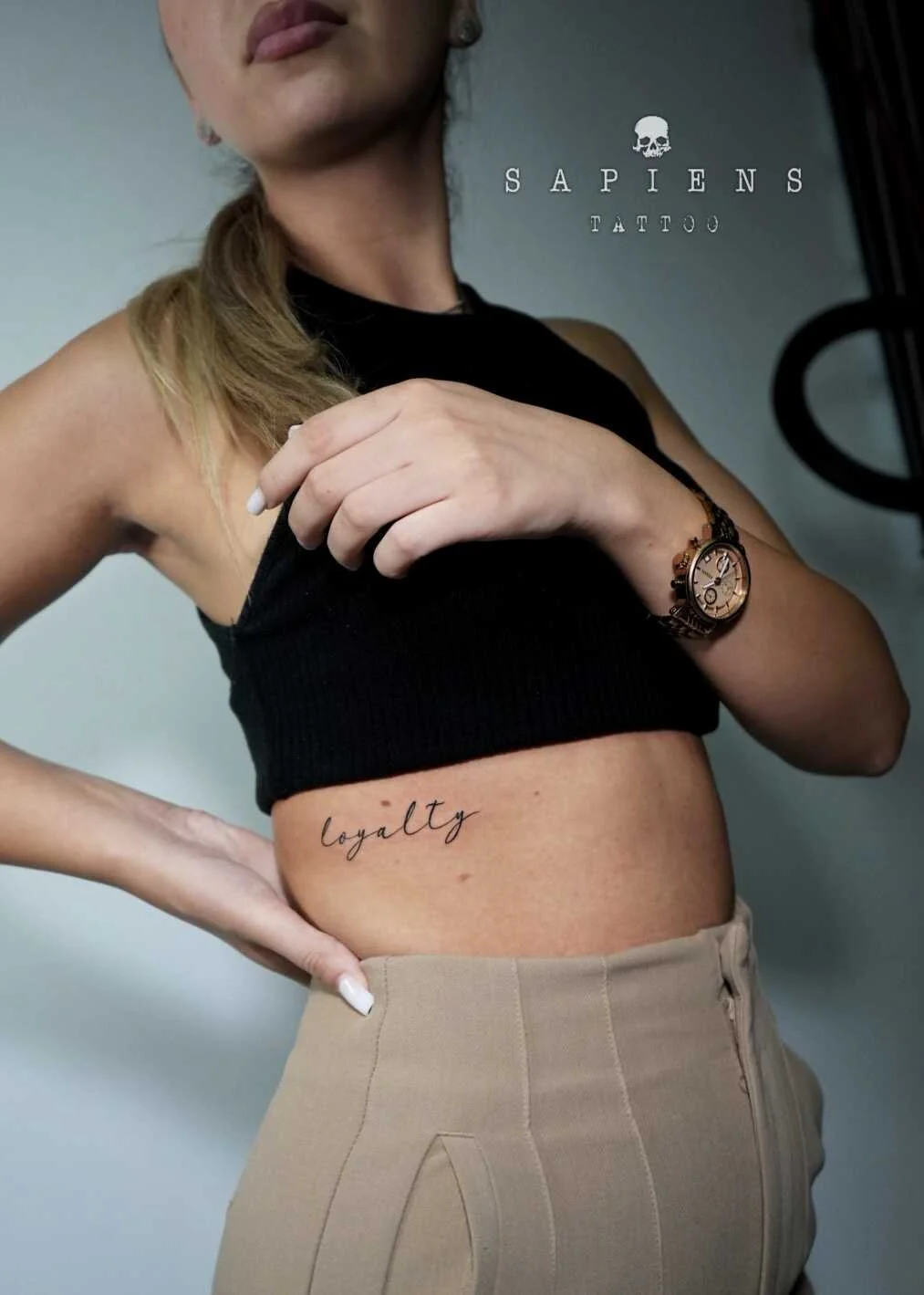 tatuaj cu scris pe coaste cu un font cursiv pentru femei