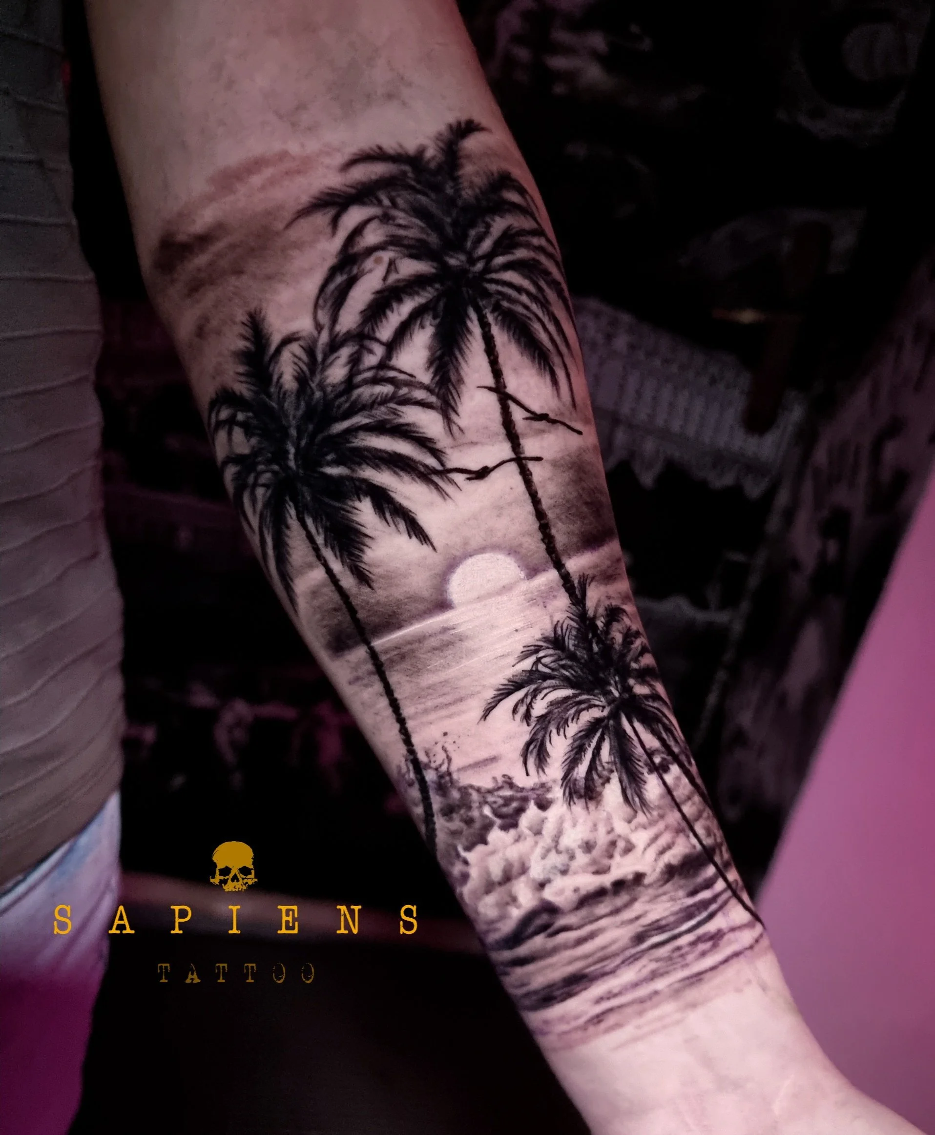 model de tatuaj cu palmieri si soare in stil realistic