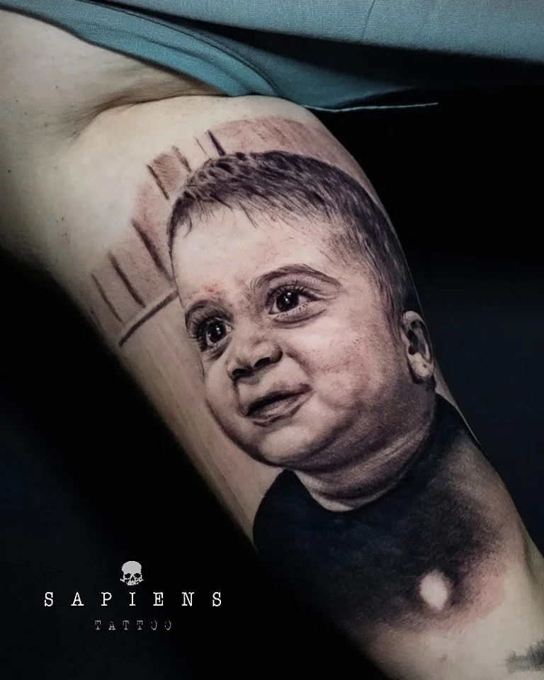 tatuaj black and gray cu chipul copilului