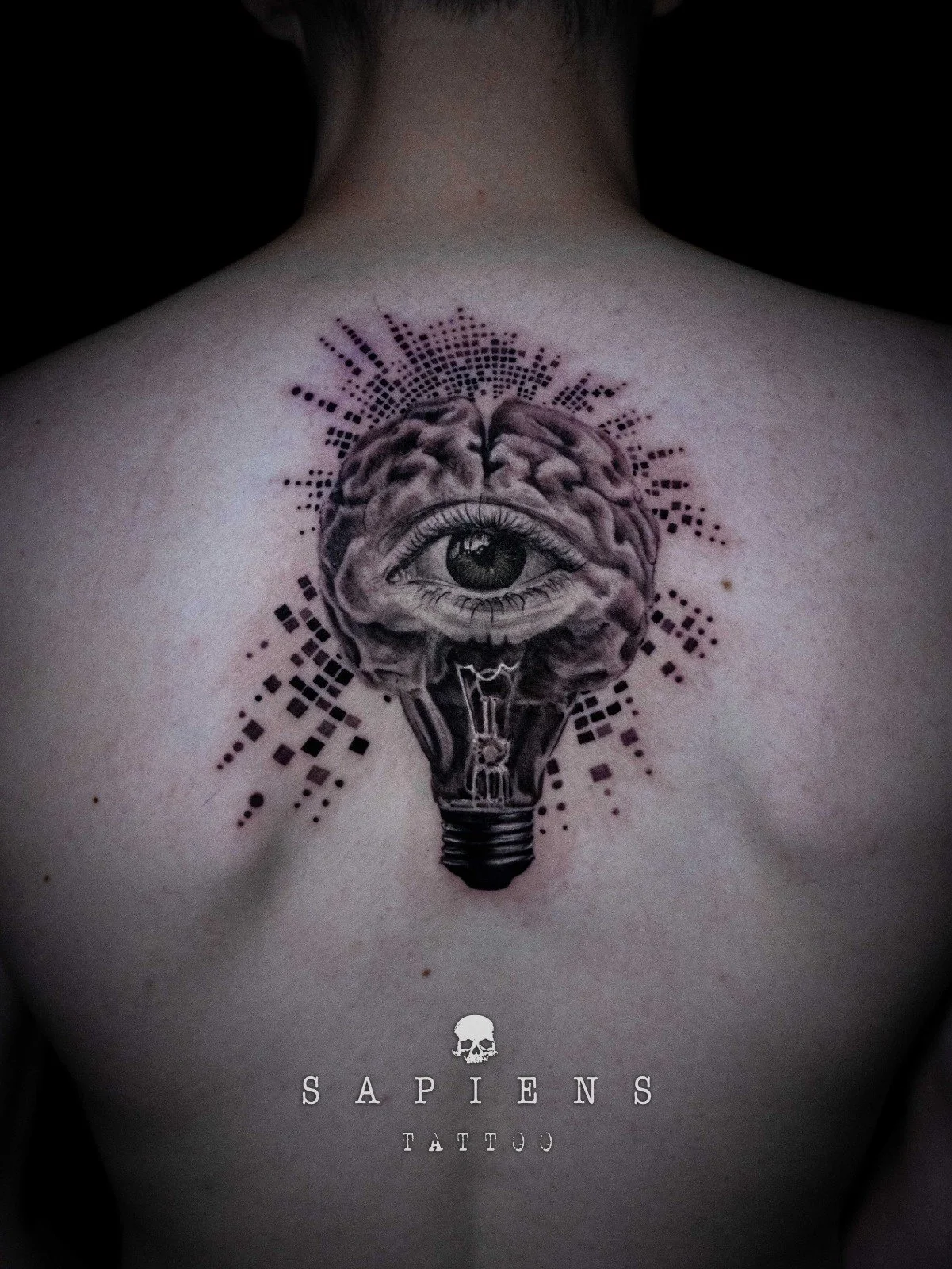 tatuaj cu ochiul cunoasterii in stil microrealism pe spate