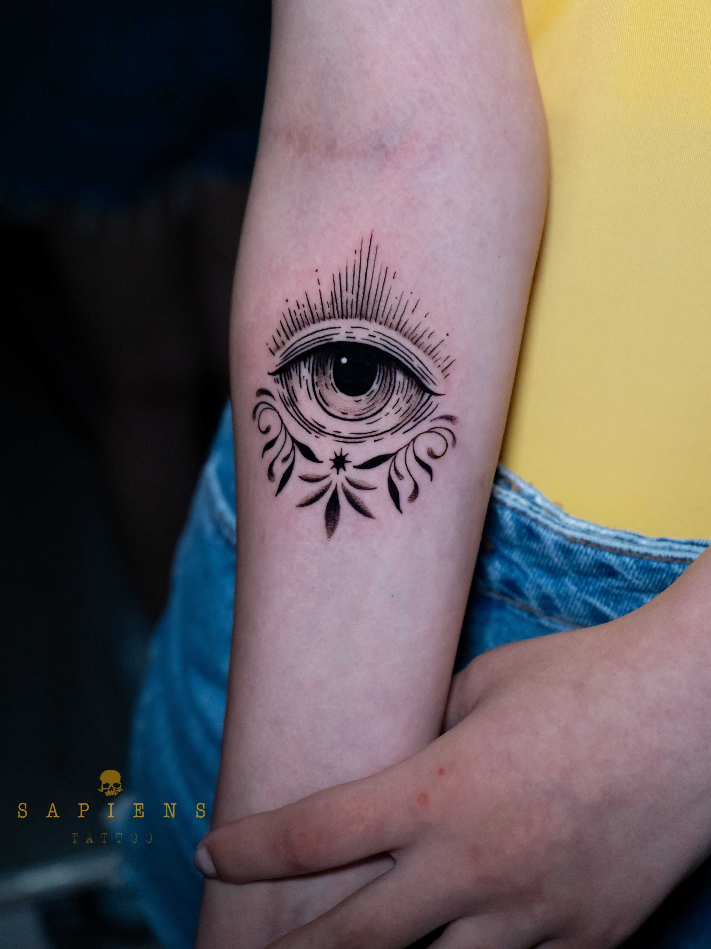 tatuaj realizat intr-un salon de tatuaje