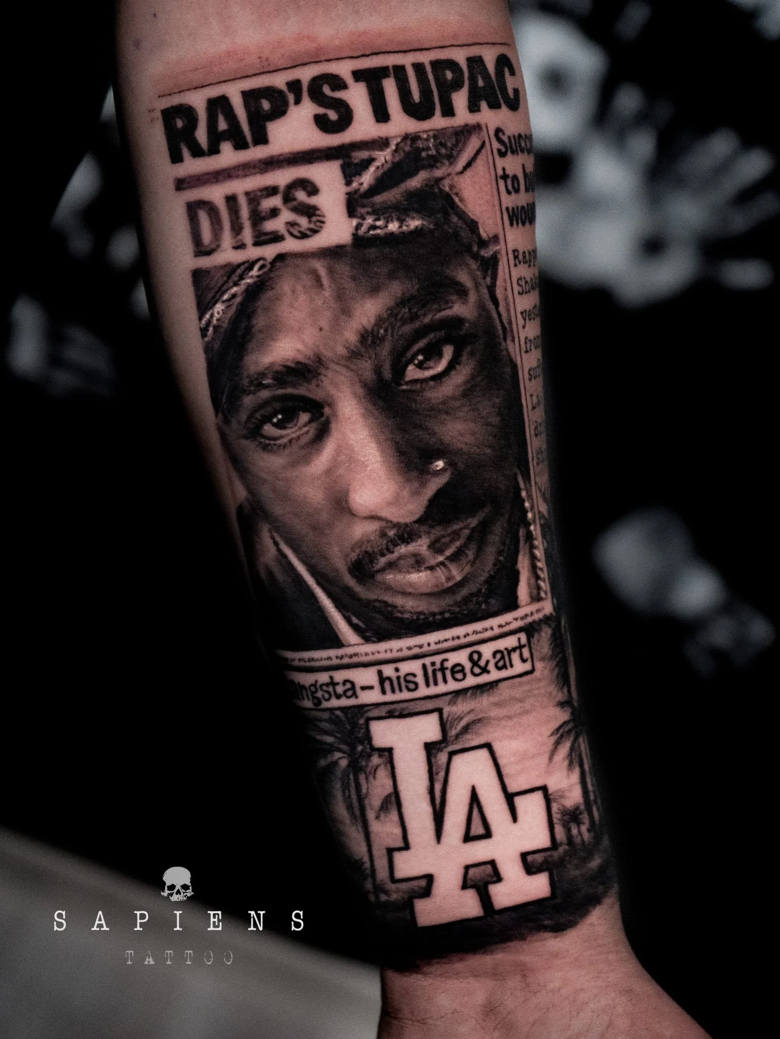 tatuaj pe brat pentru barbati black and gray realism