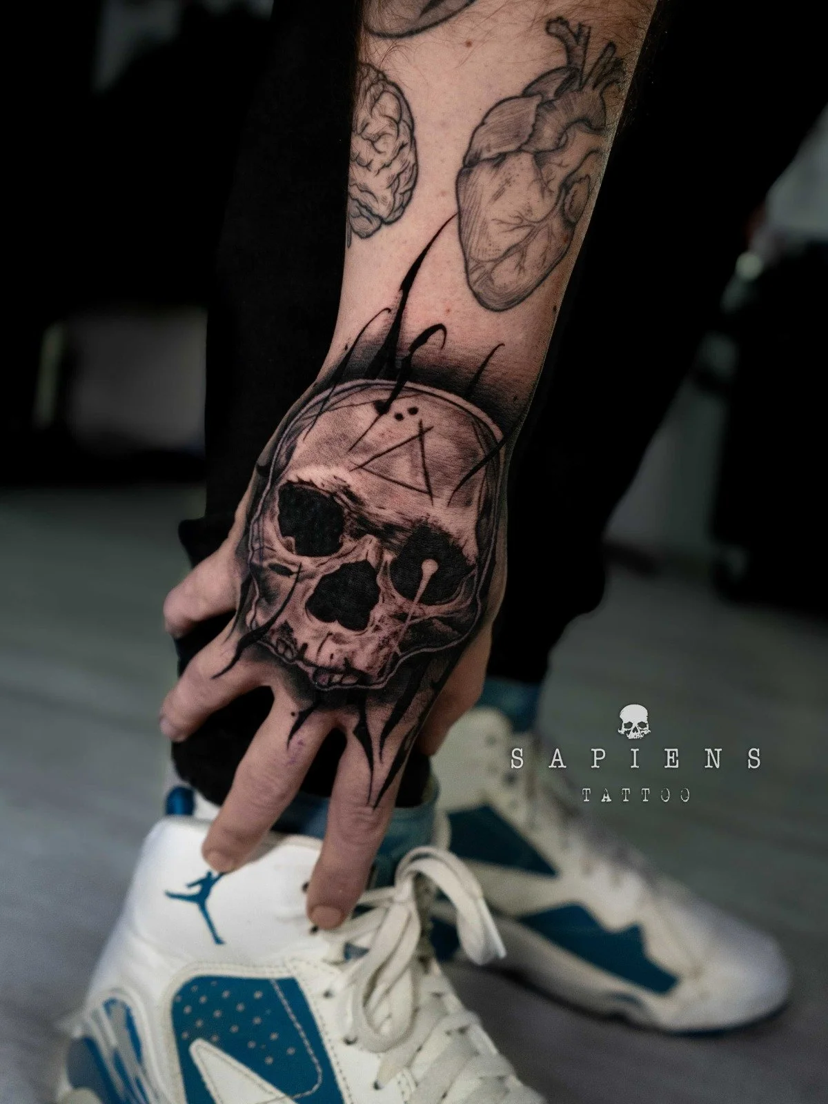 tatuaj pe pumn pentru barbati cu un craniu in stil ghotic