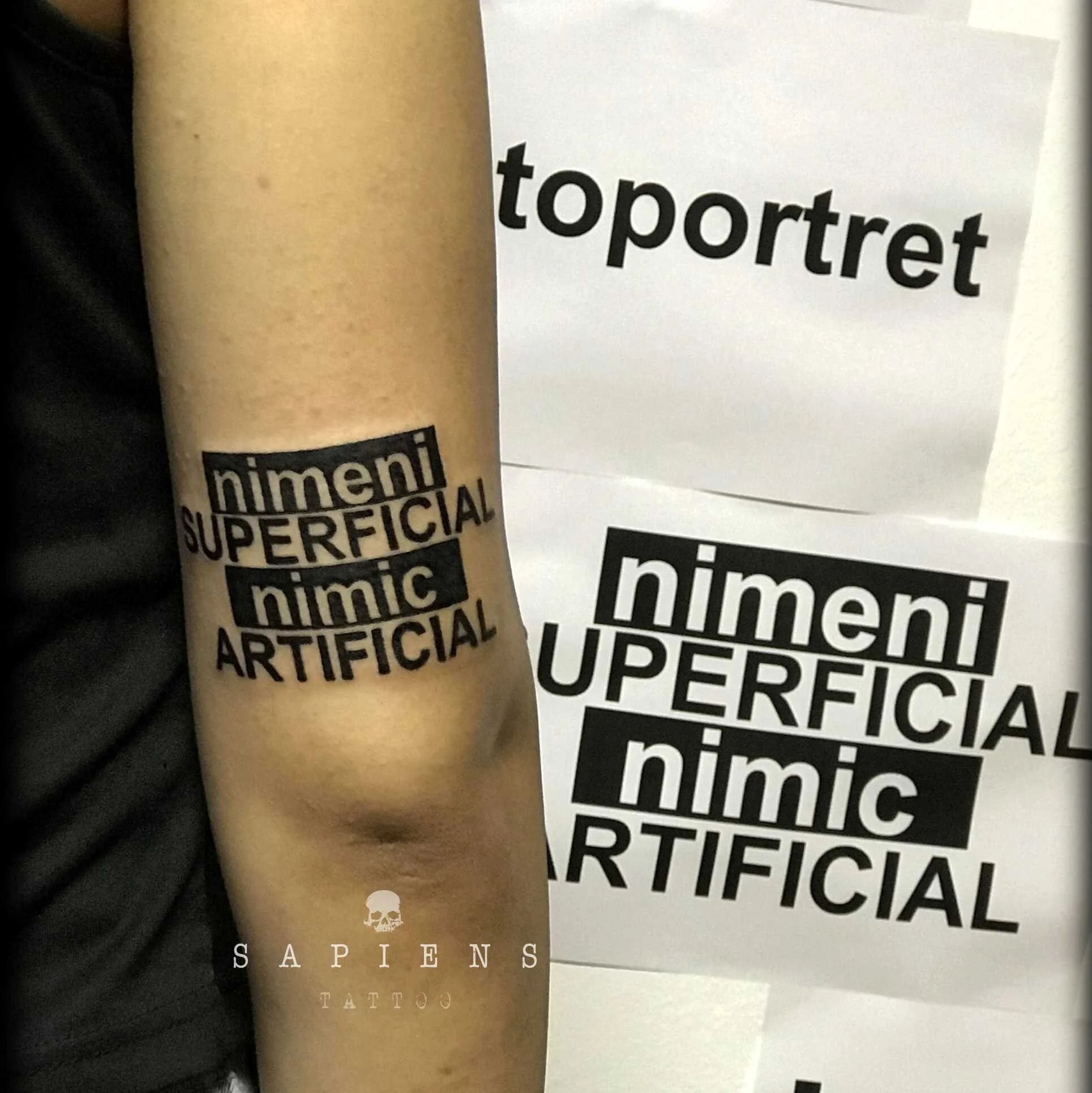 tatuaj cu scris pe triceps