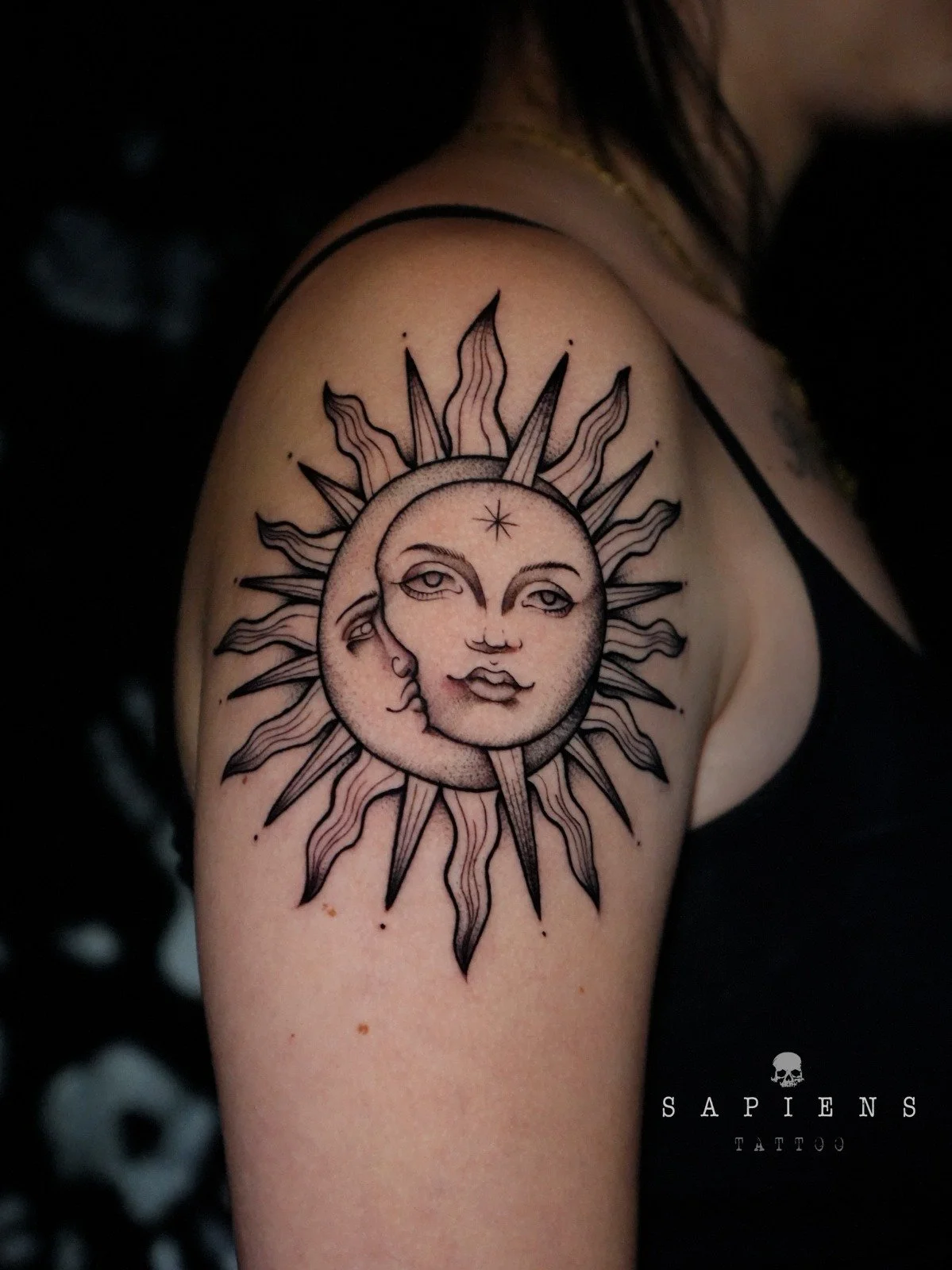 tatuaj pe umar cu un soare si o luna