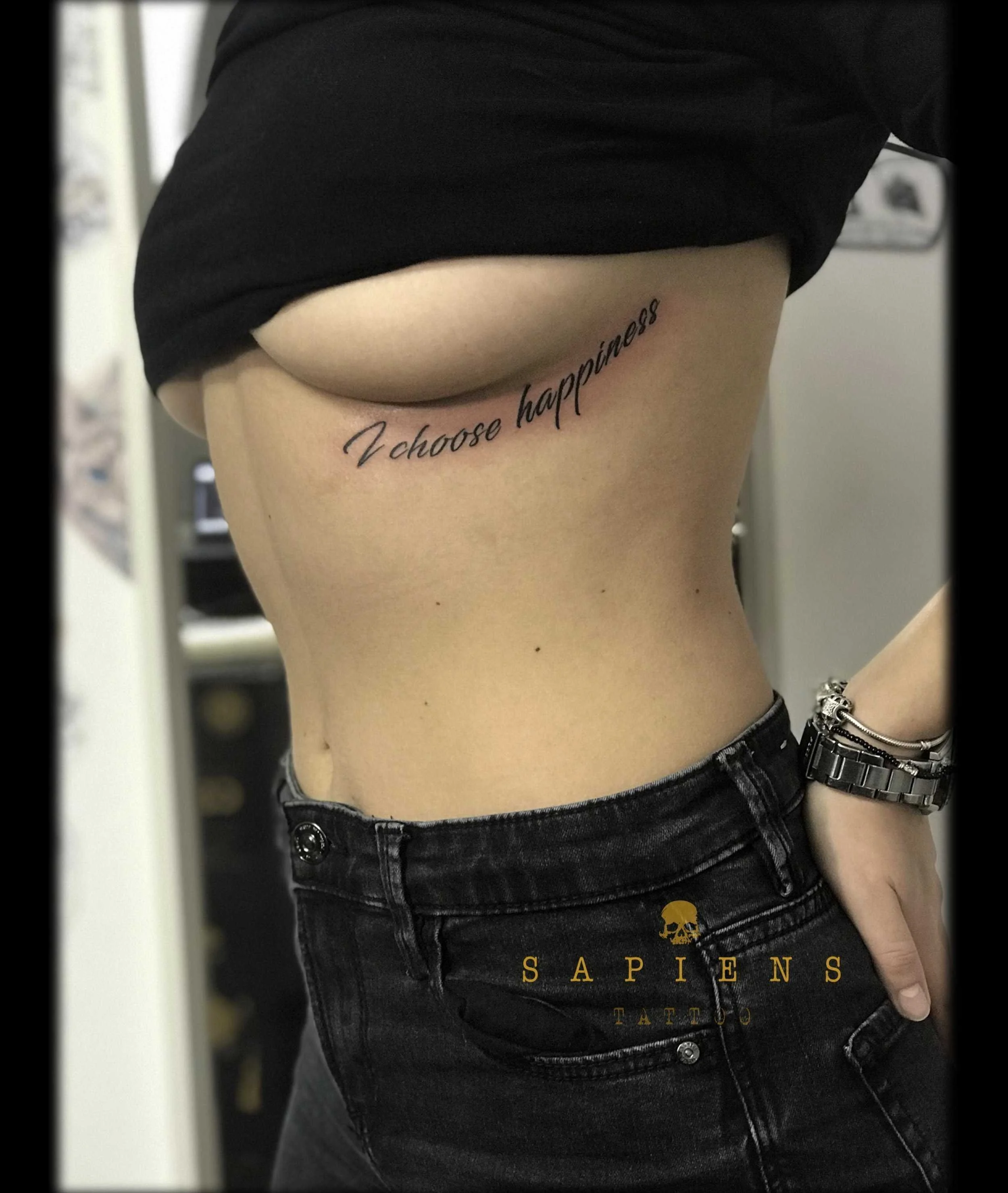 tatuaj cu scris sub san pentru fete in limba engleza