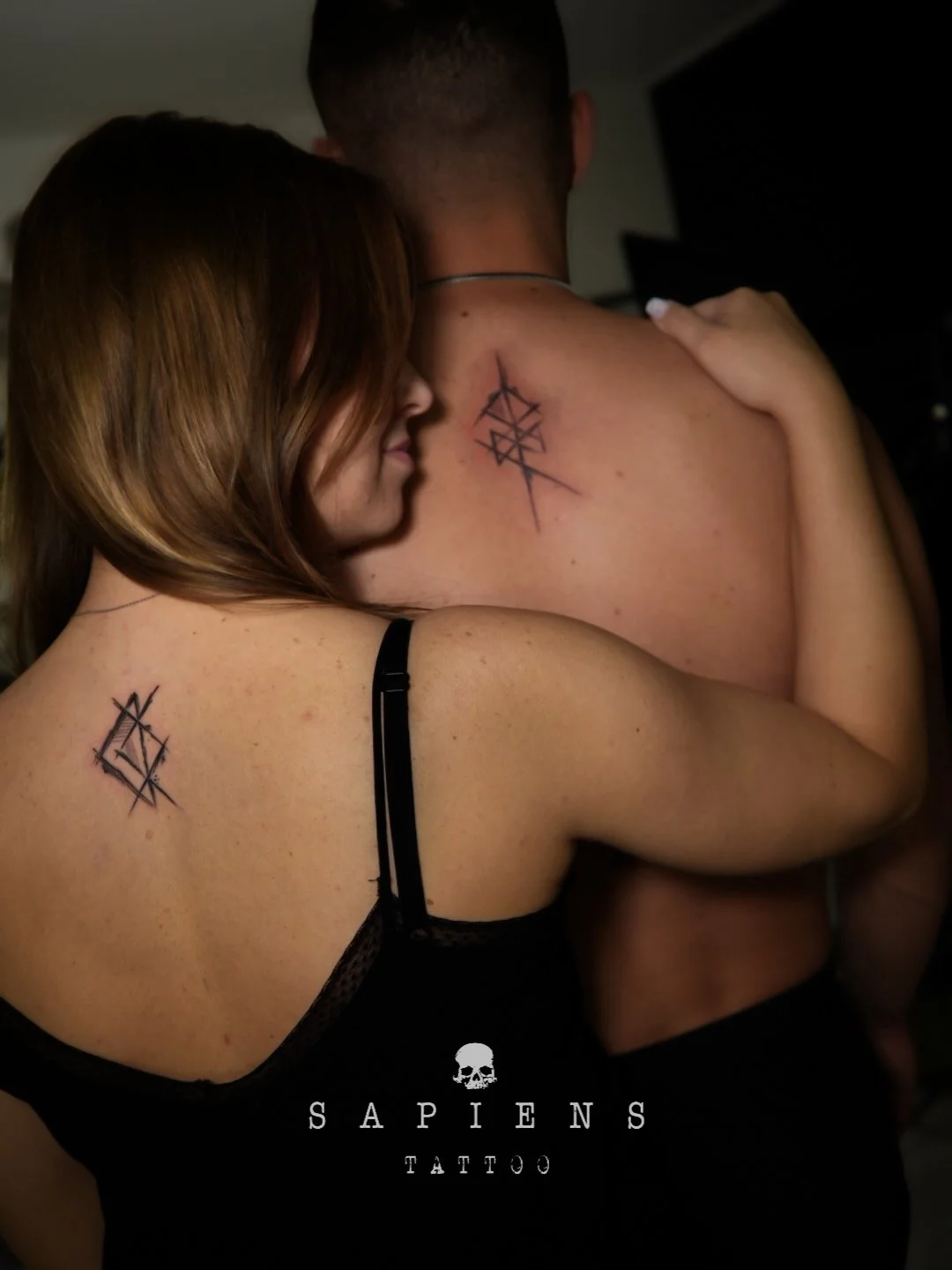 cuplu de barbat si femeie cu un tatuaj runa matching pe spate