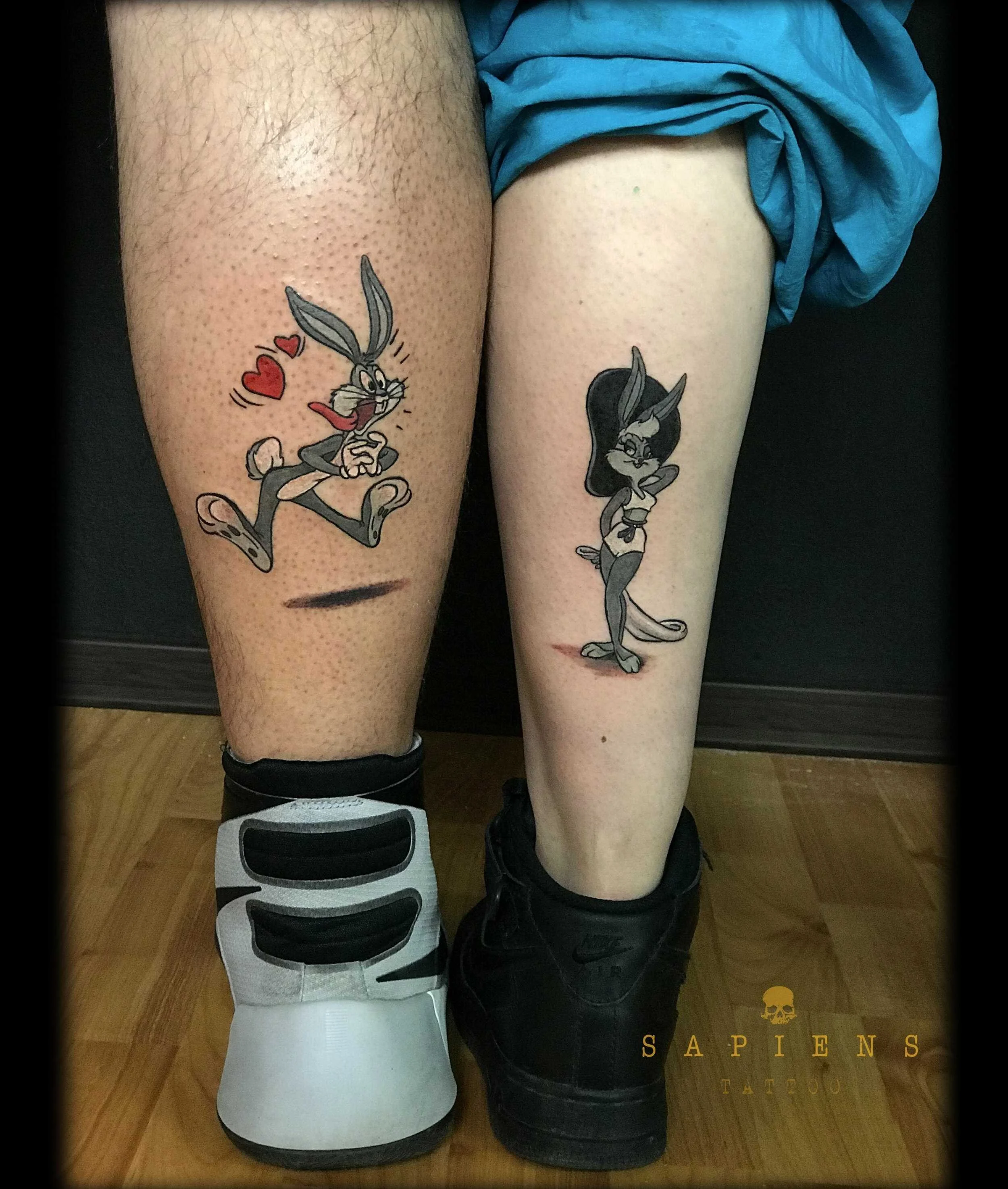 tatuaj de cuplu pe gamba cu bugs bunny si lola realizat color pentru o femeie si un barbat