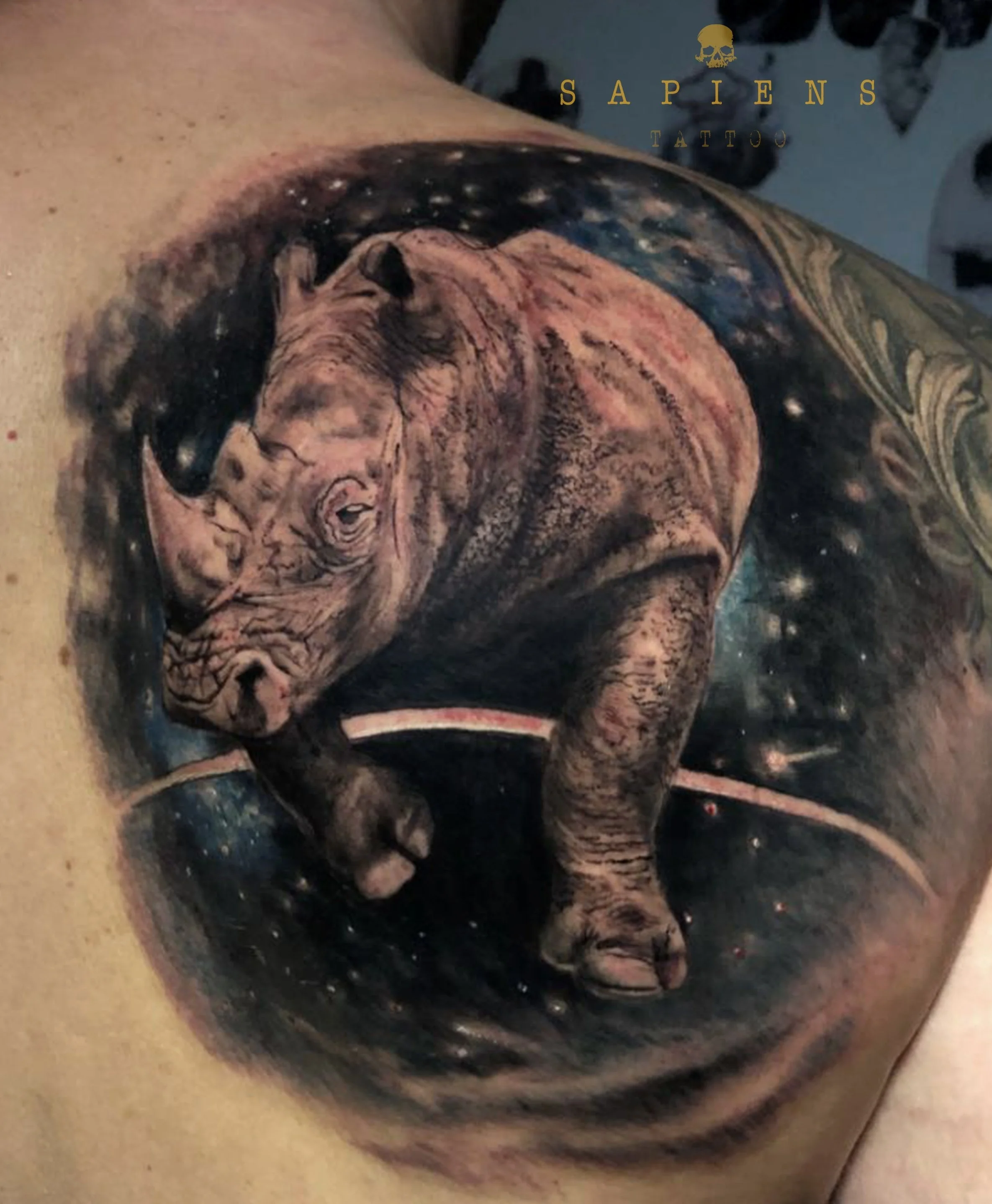 barbat tatuat pe umar black and gray si color