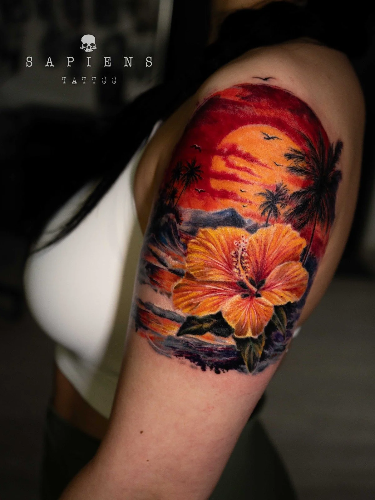 tatuaj pe umar color cu floarea paradisului si peisaj de vacanta