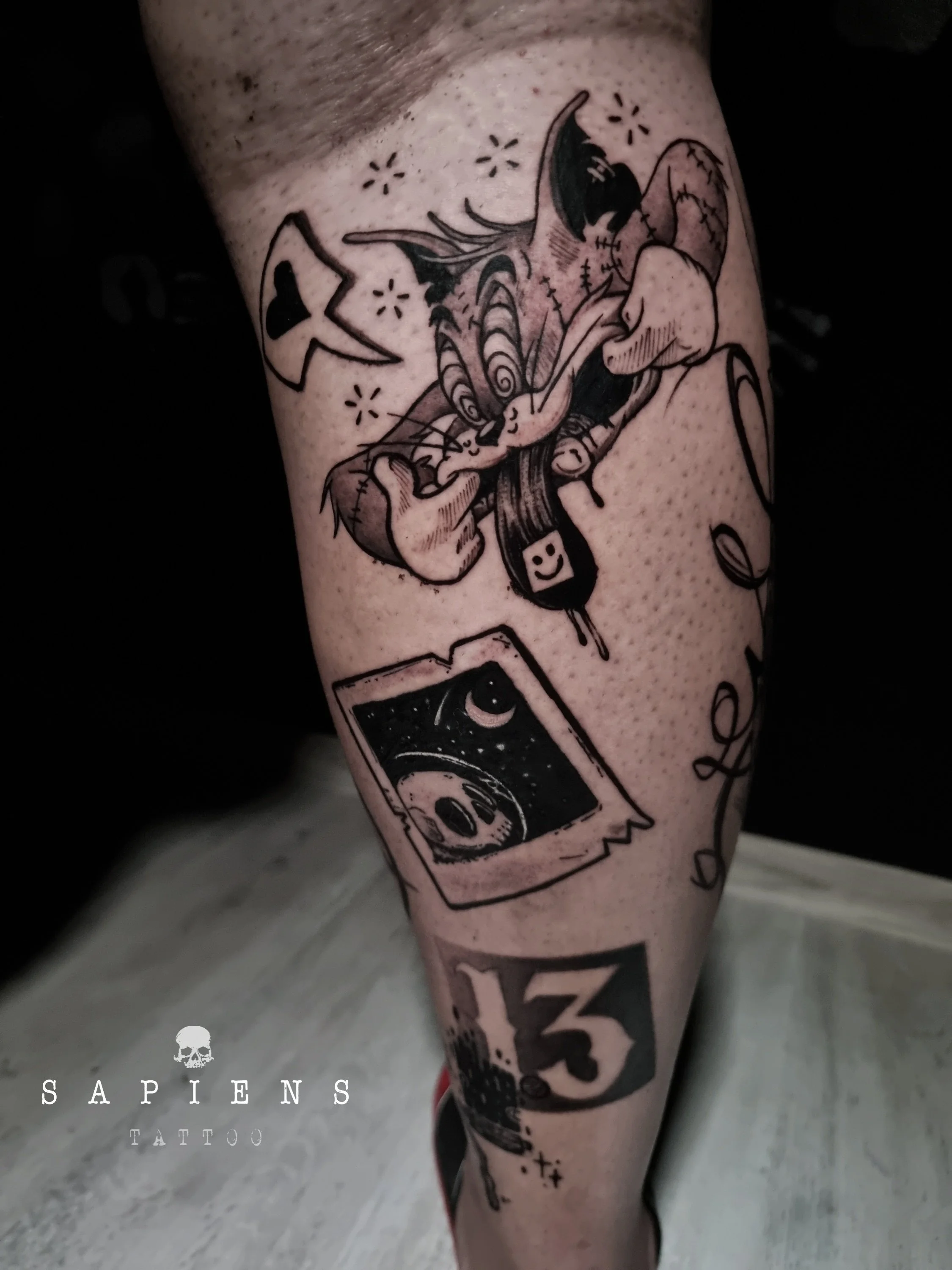 tatuaj cu tom din tom si jerry pe gamba spate si alte simboluri