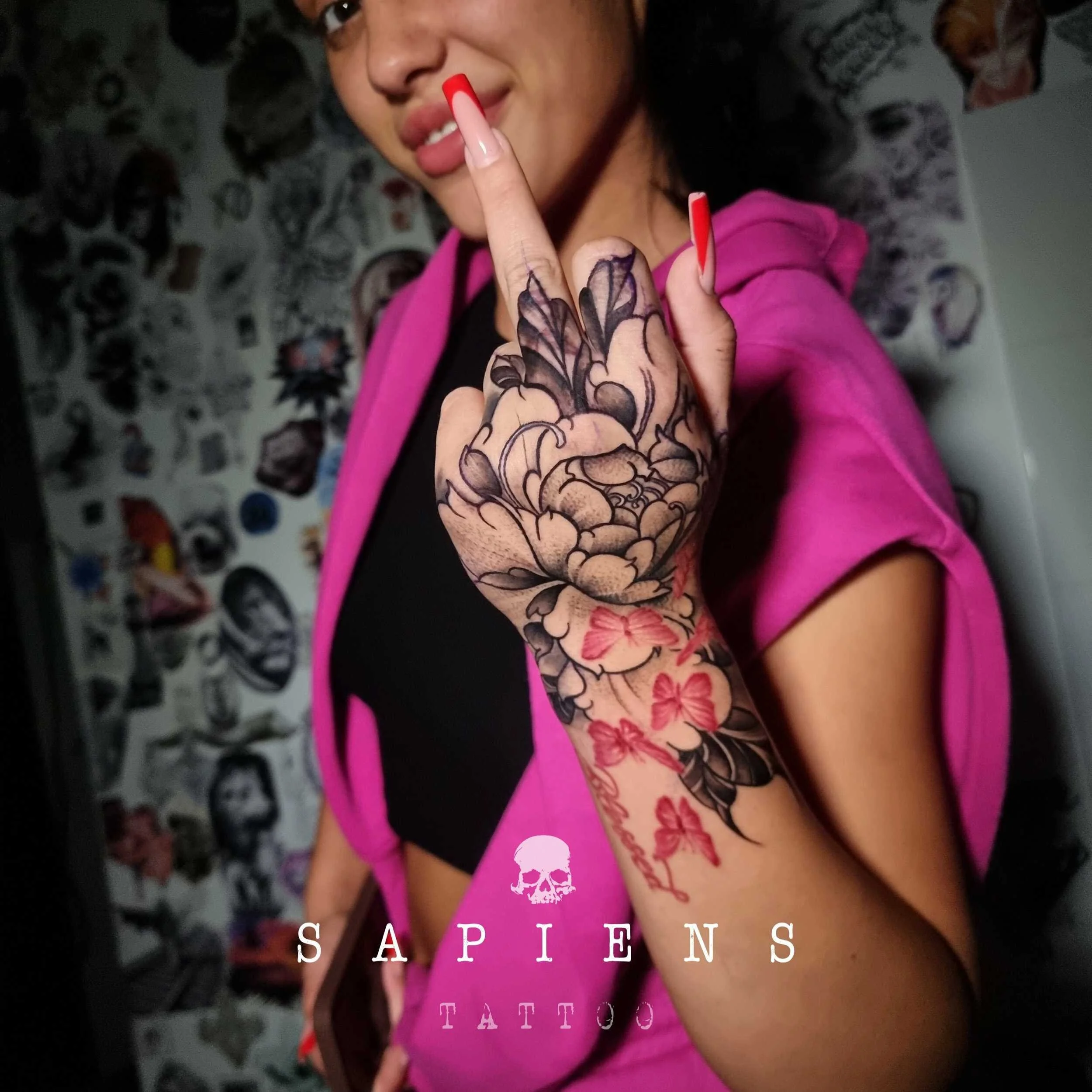 cover pe mana cu flori si trandafiri cu tus roz si negru