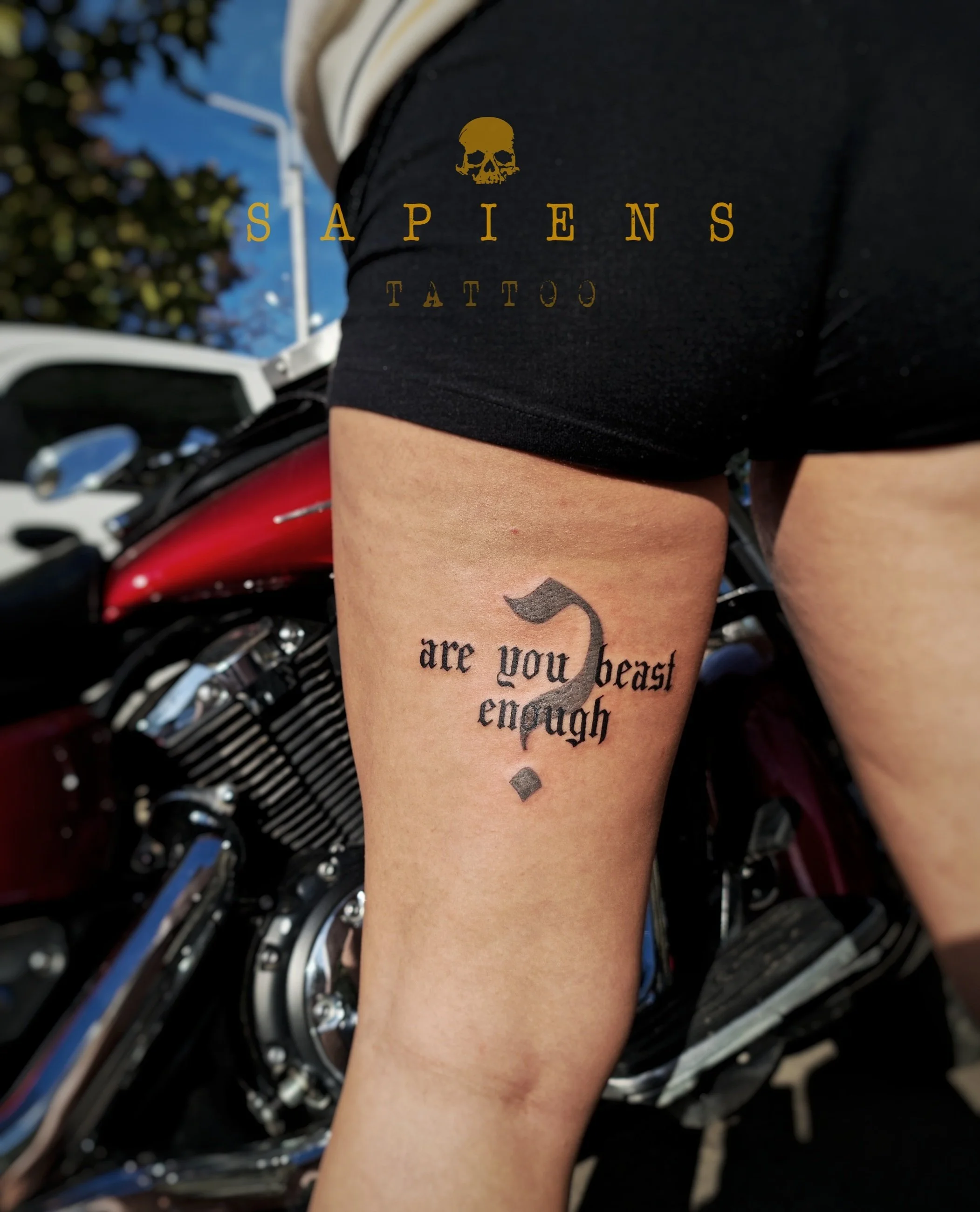 tatuaj cu scris pe picior pentru o fata