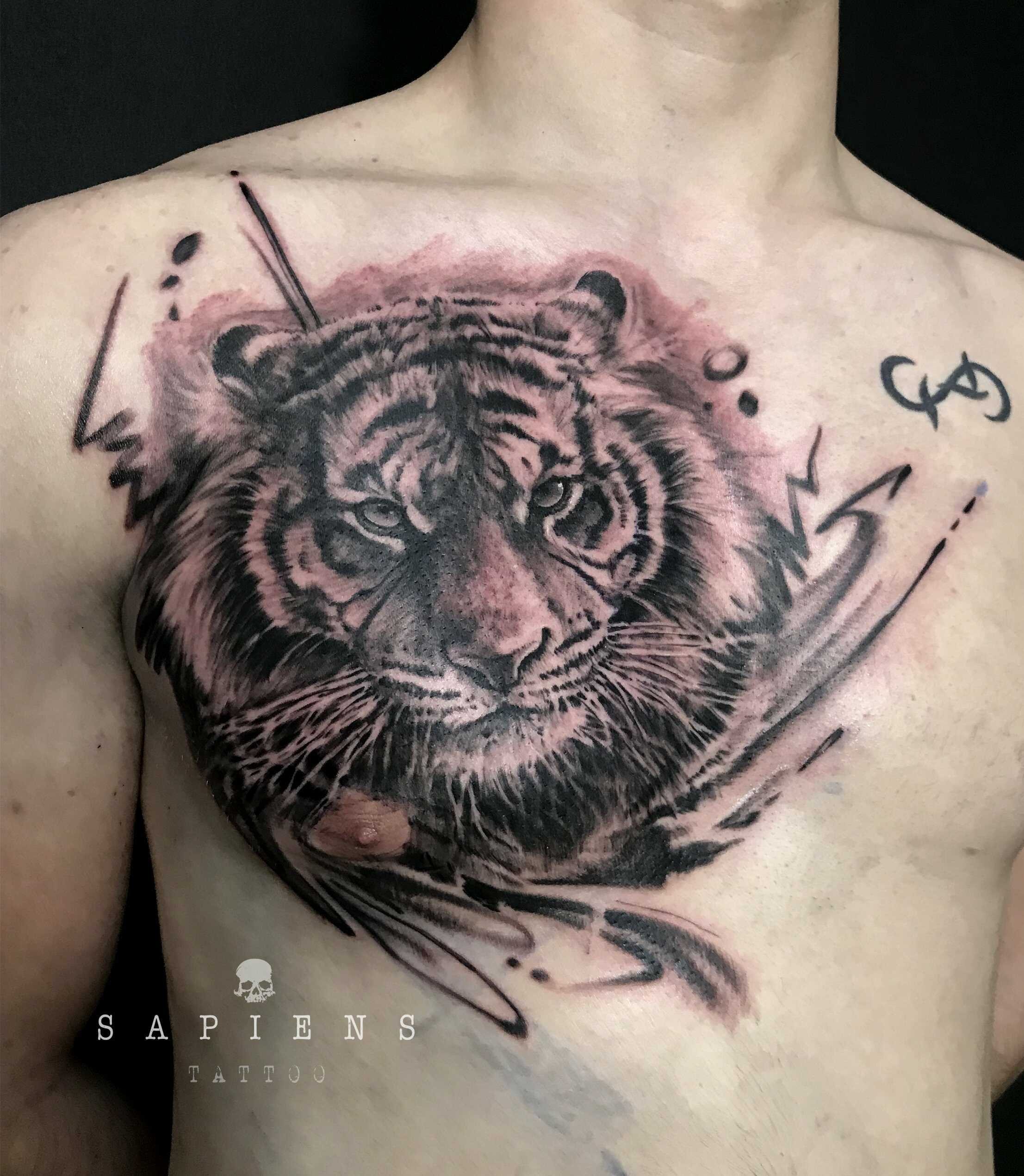 tatuaj mare pe piept cu portretul unui tigru in stil realistic