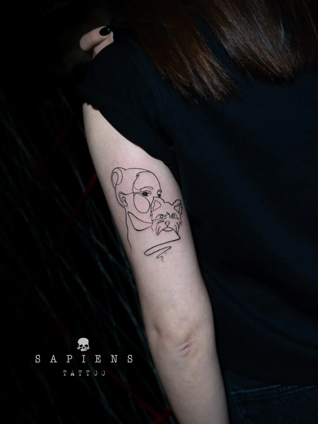 tatuaj pe triceps din linii fine cu un caine