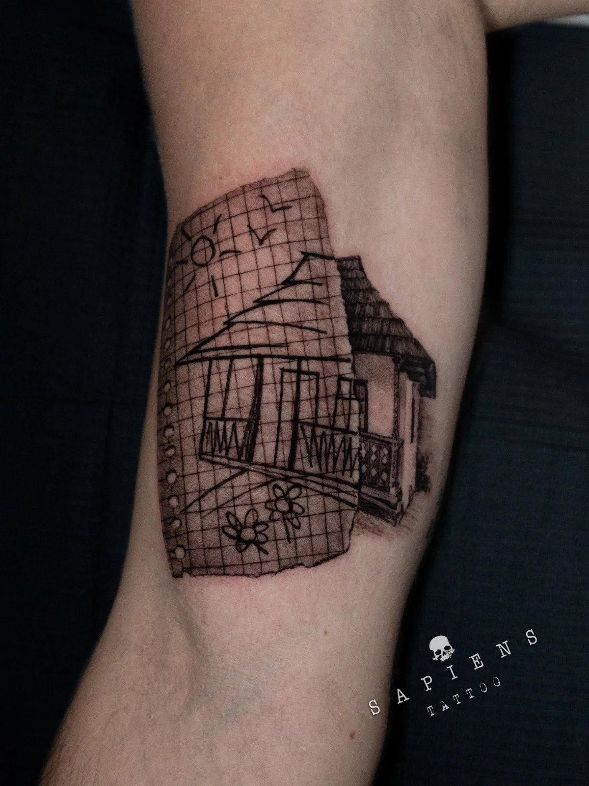 tatuaj realizat in stil microrealism cu o casuta de la tara