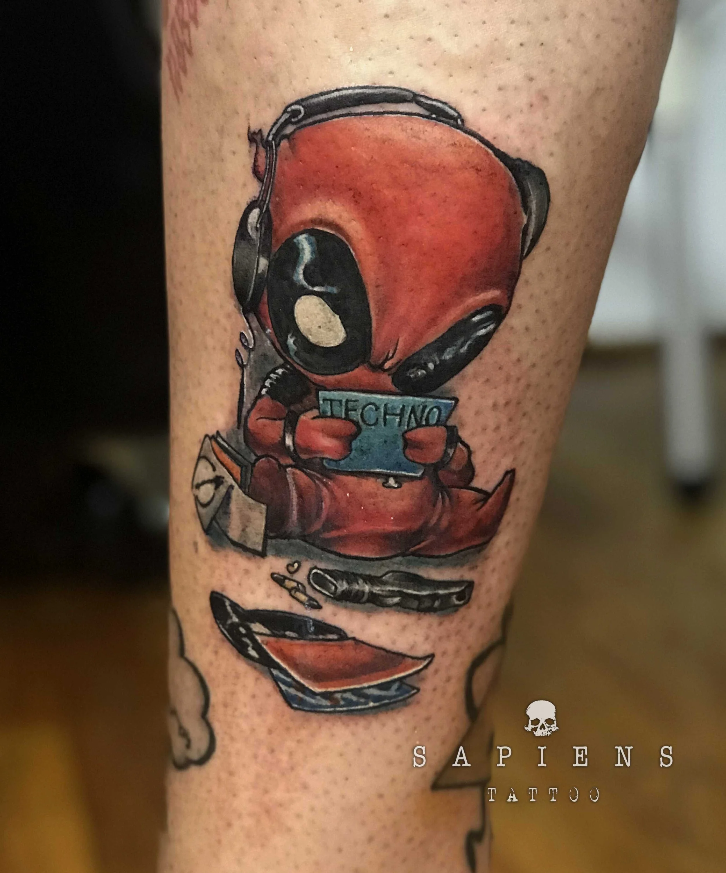 tatuaj color amuzant cu deadpool mic