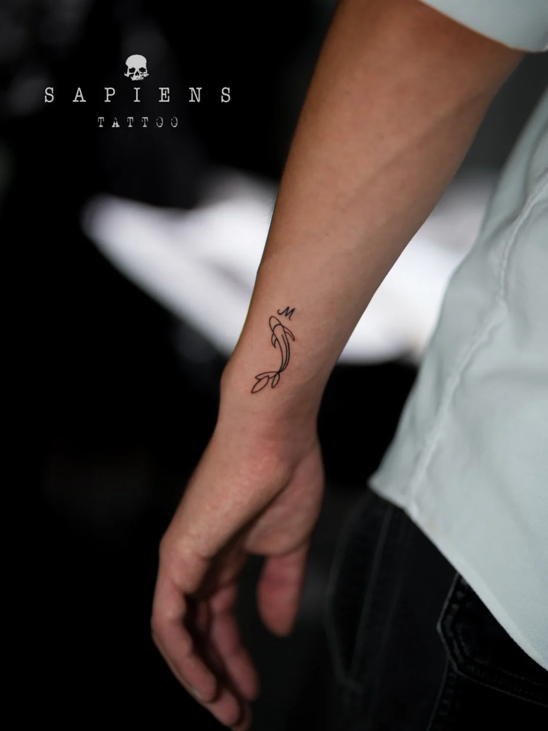 tatuaj mic pentru baieti zodia pesti si o initiala mica