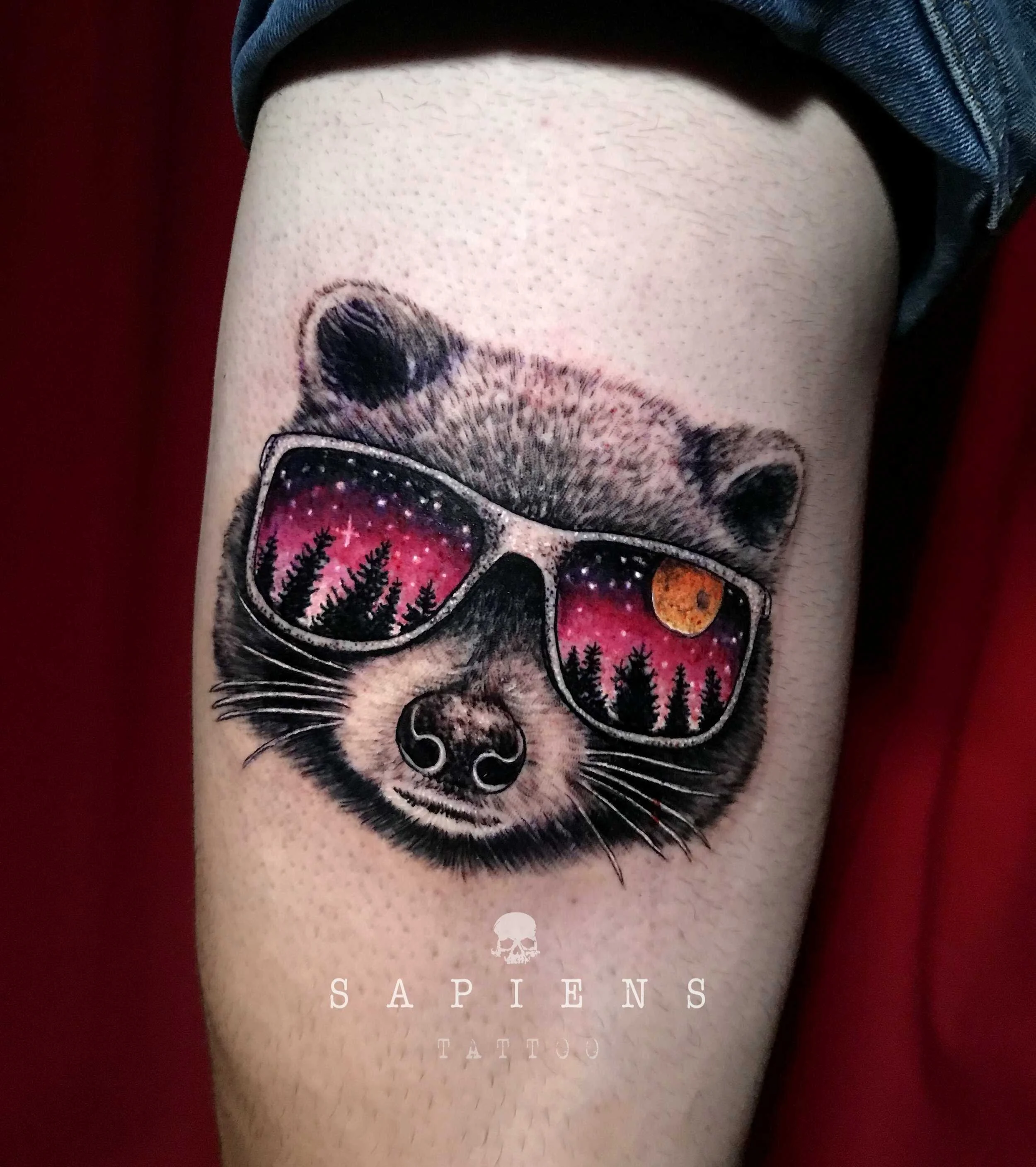 idee de tatuaj cu raton ce poarta ochelari de soare