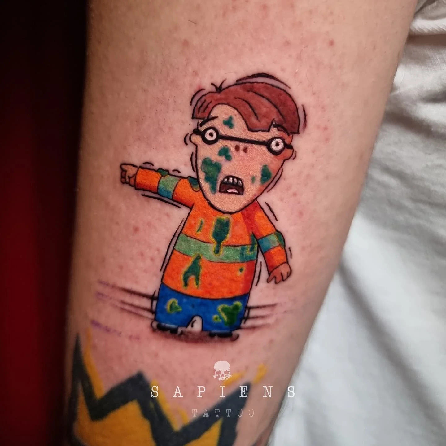 tatuaj color cu un personaj din gemenii cramp