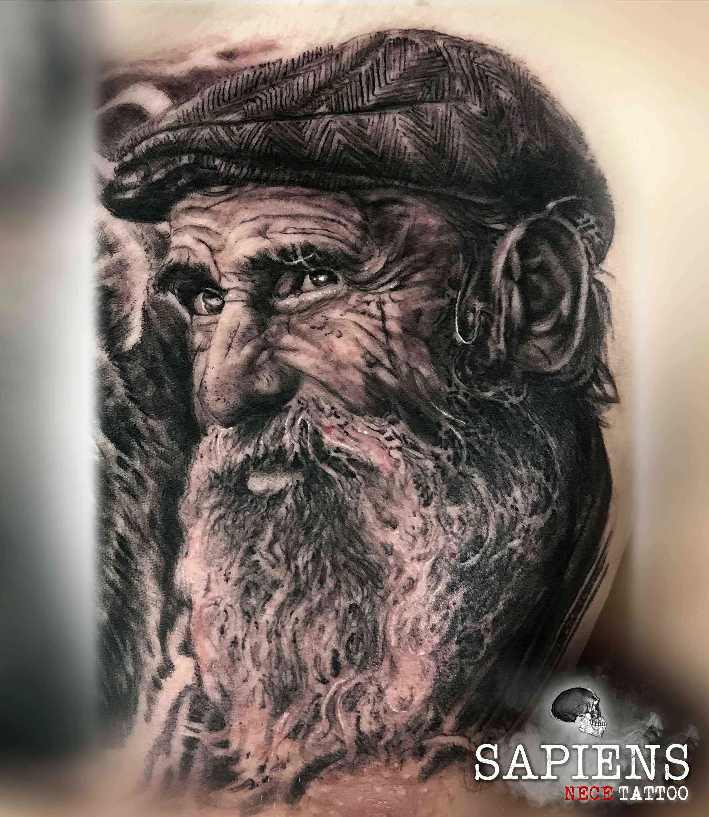 tatuaj pe brat cu tus black and white