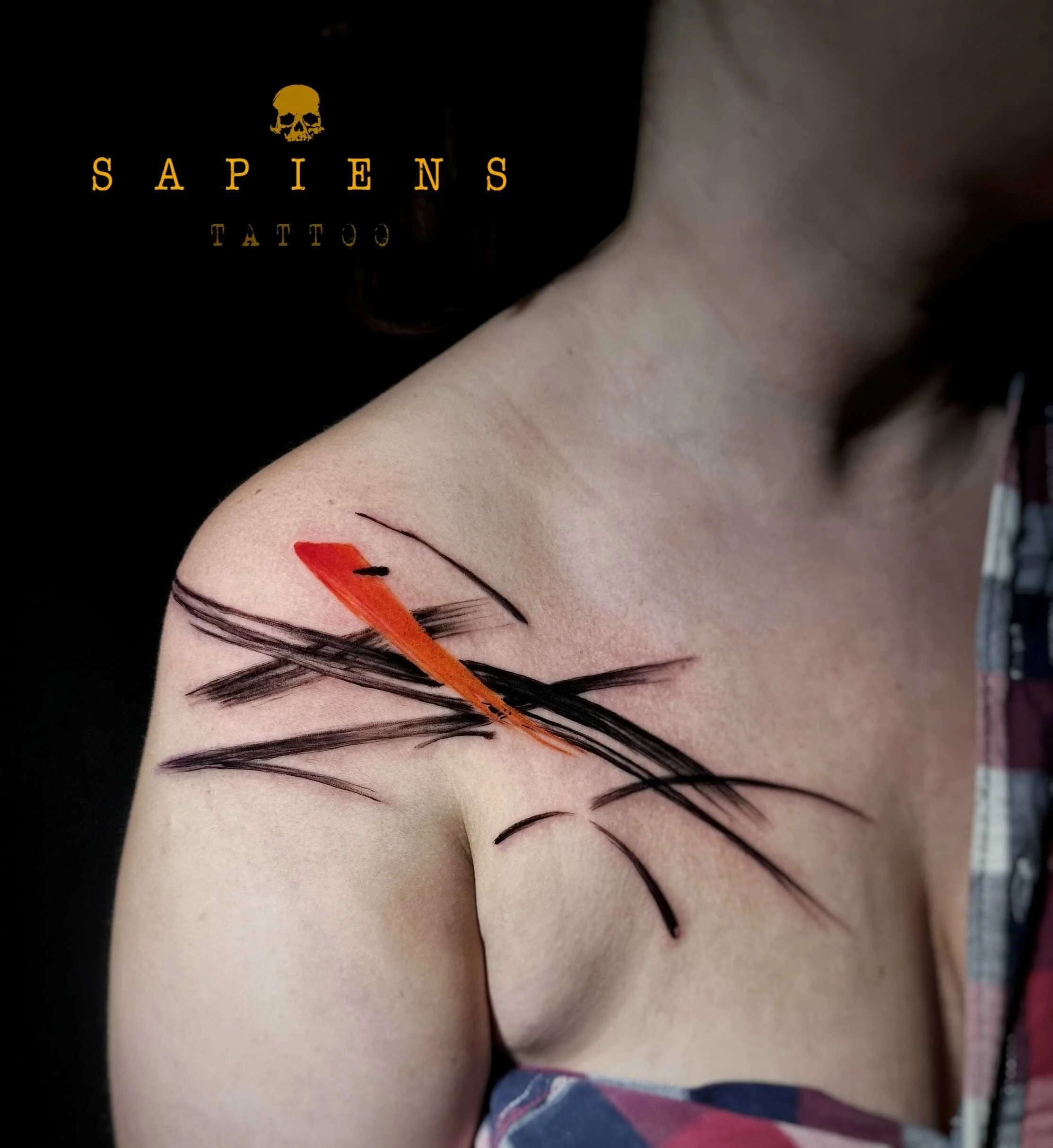 hand free tattoo with a splash of colour on woman shoulder