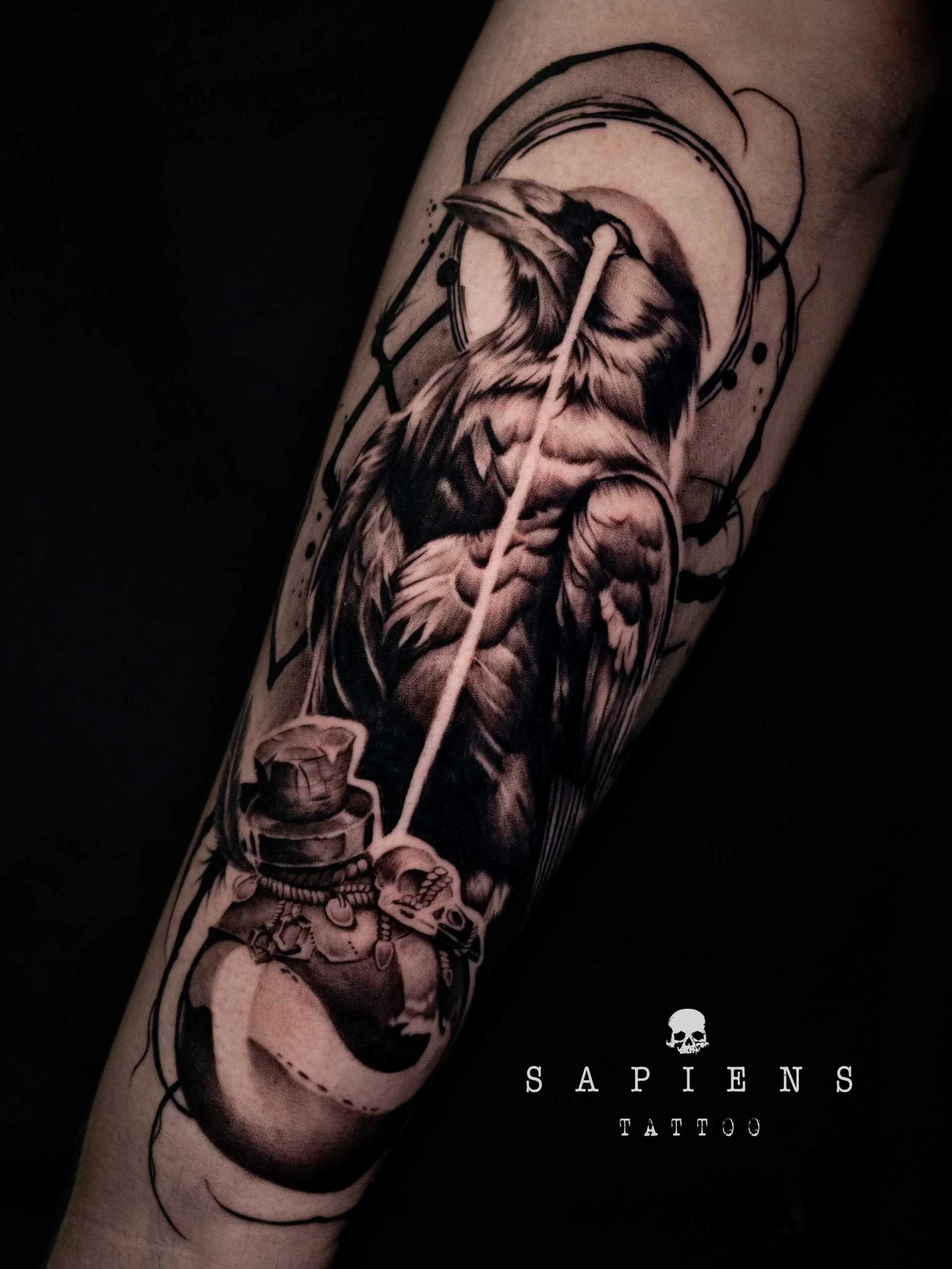 tatuaj pe antebrat exterior in stil ghotic black and gray cu un corb