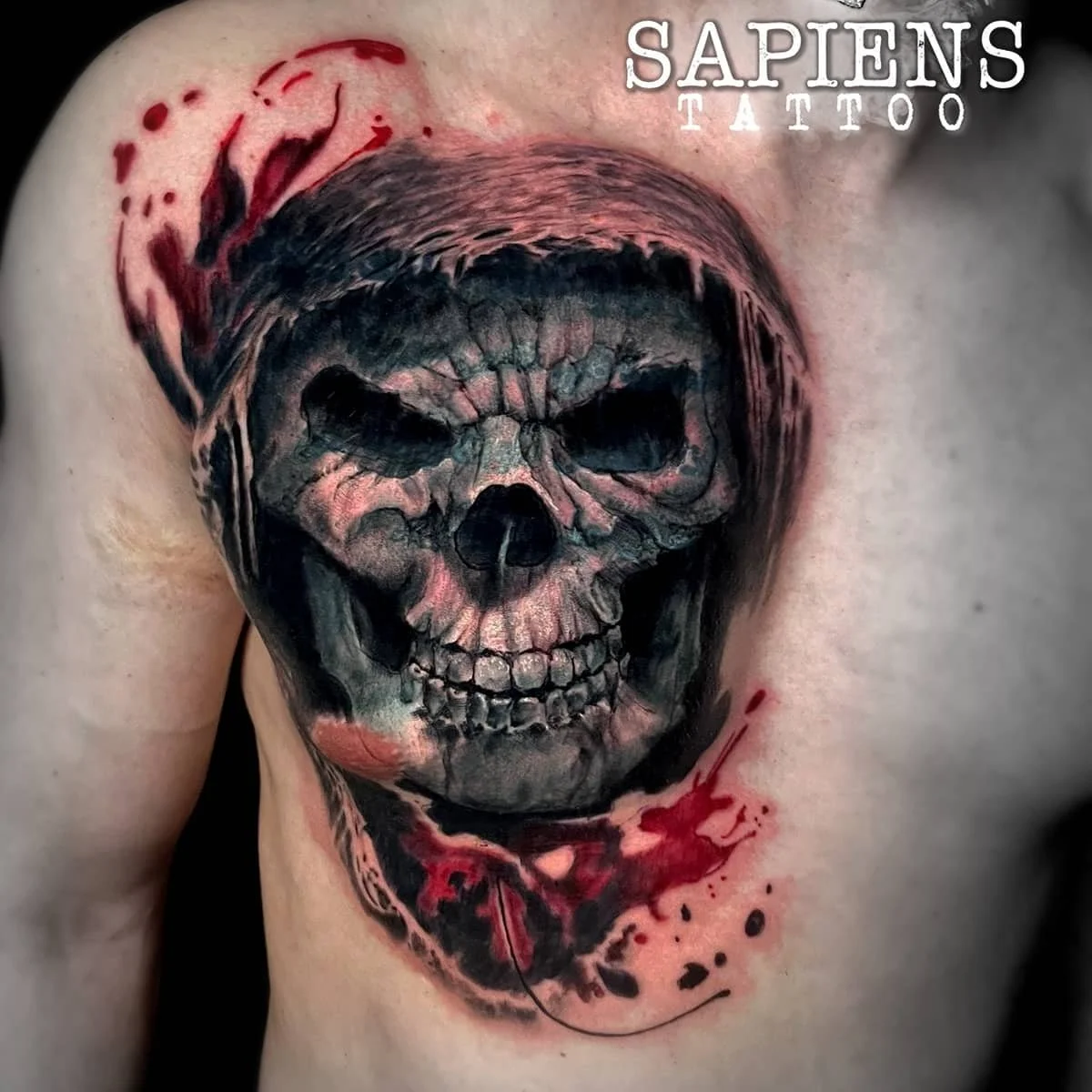 tatuaj color pe piept pentru baieti