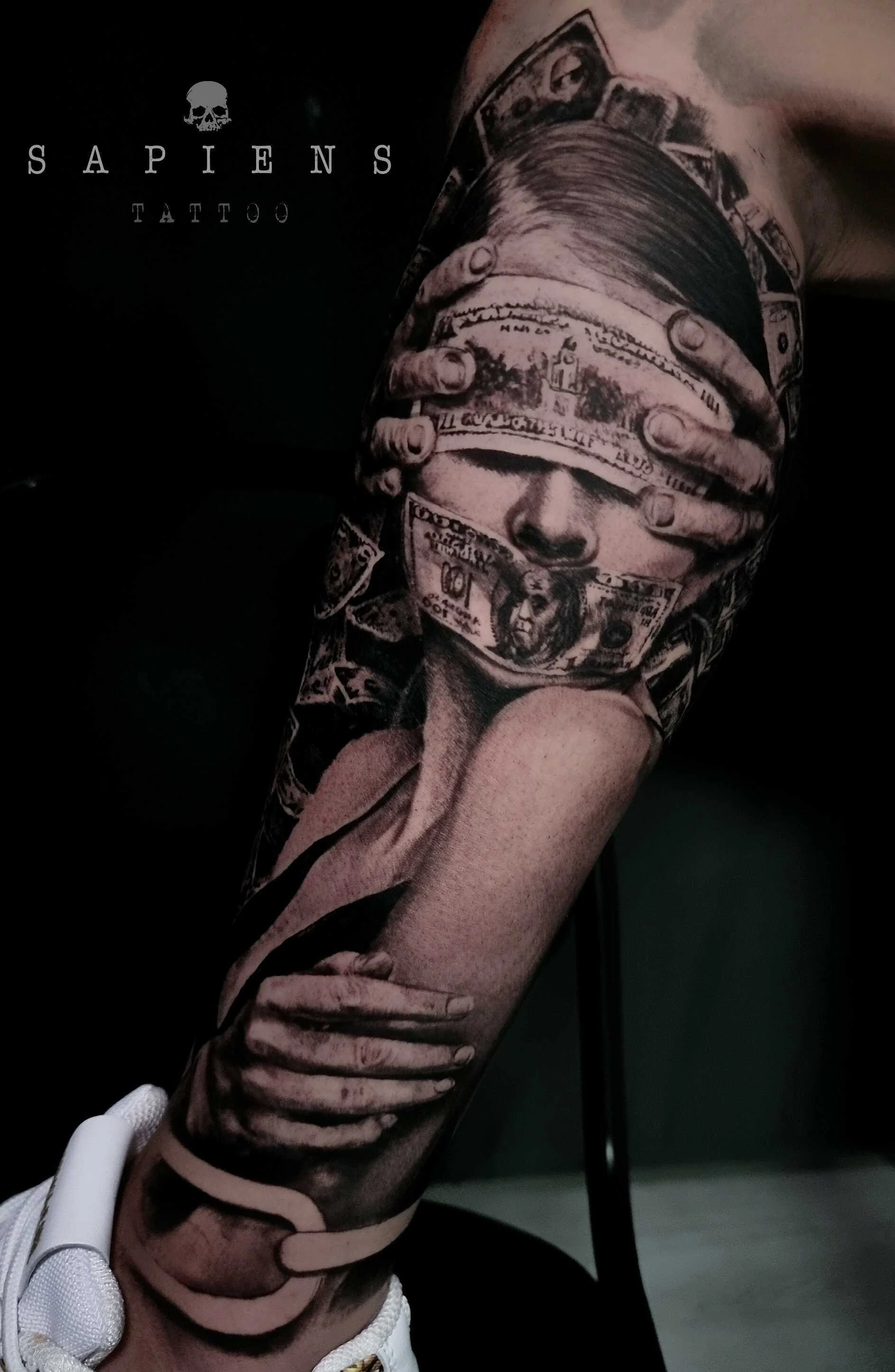 tatuaj black and gray pe gamba si tibie