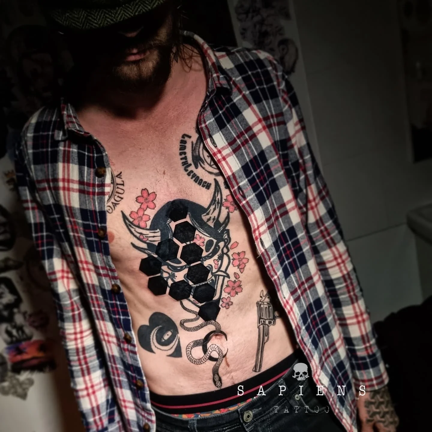 idee de tatuaj pe piept si abdomen