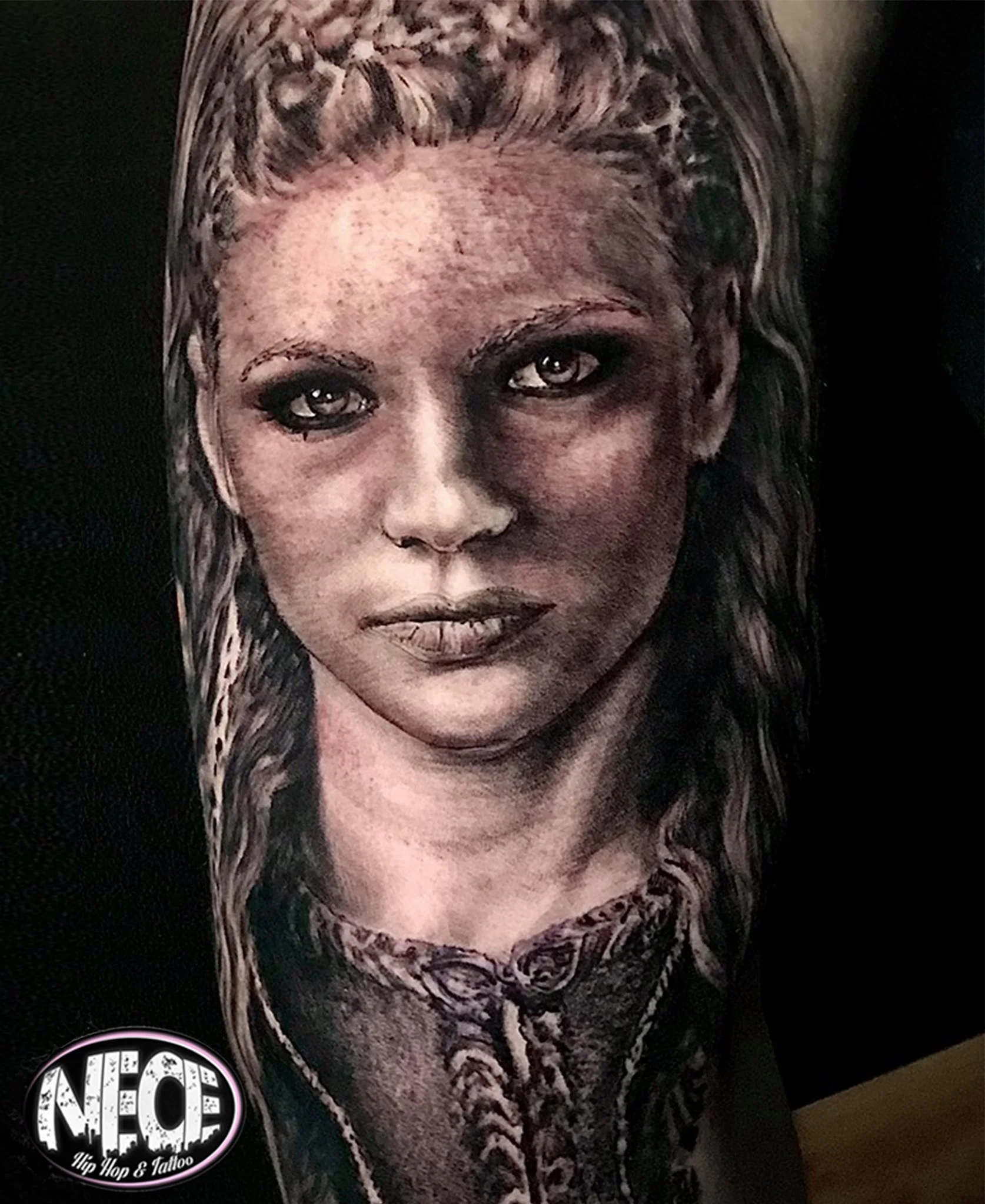 tatuaj black and gray cu lagertha din serialul vikings
