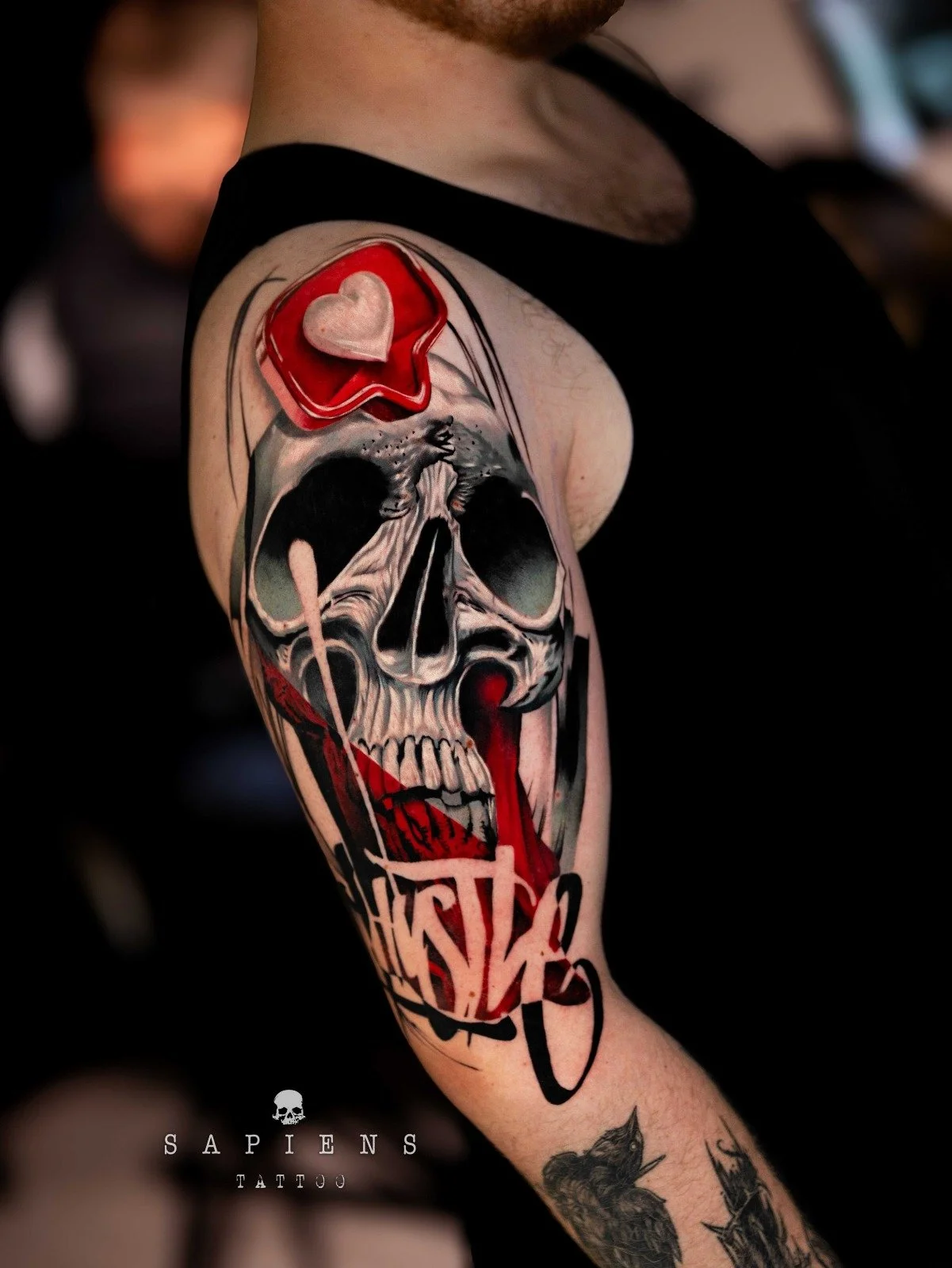 tatuaj mare pe brat tatuaj umar cot barbati cu craniu si scris tus rosu si realism