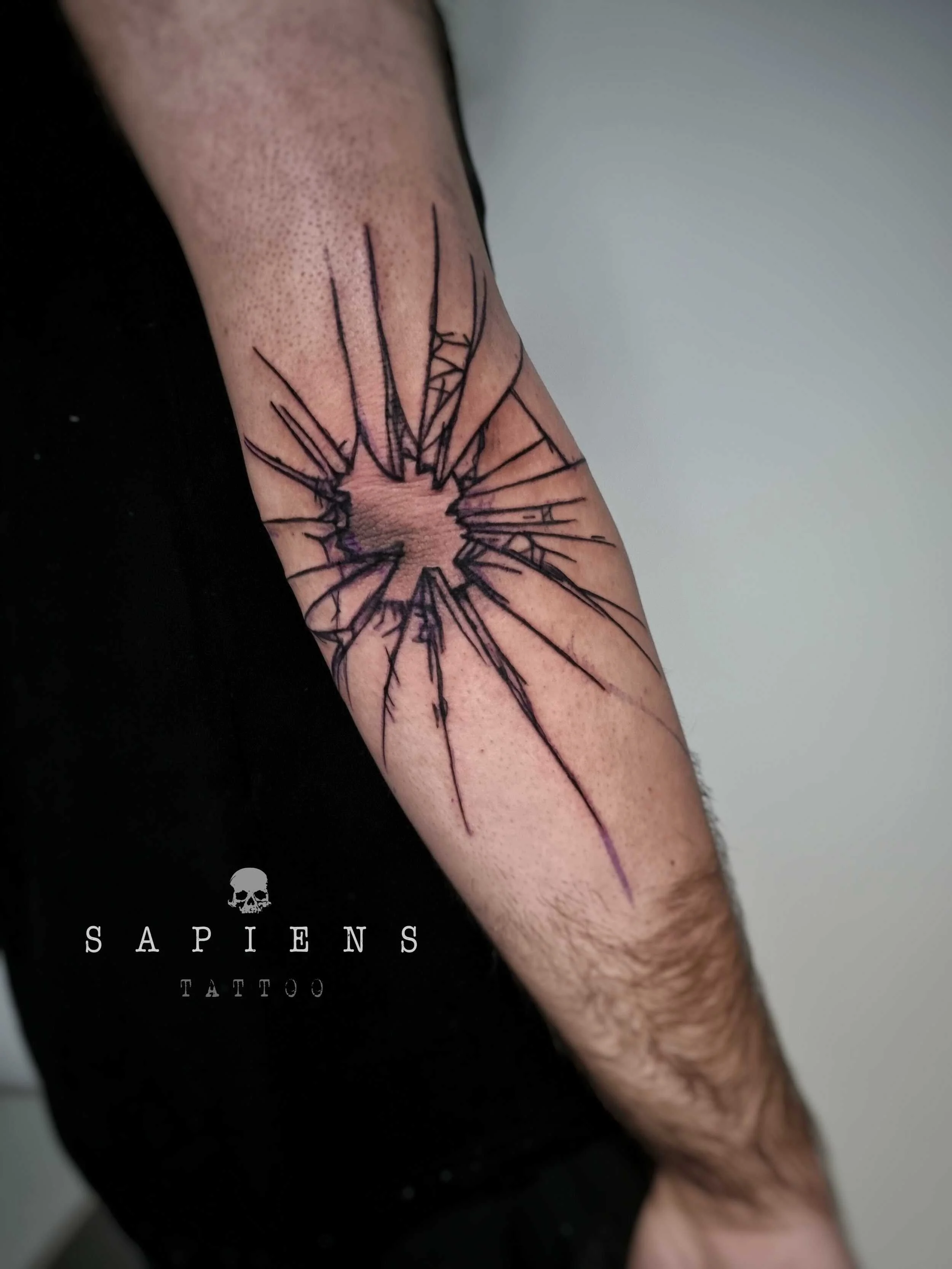 tatuaj cu model de sticla sparta realizat pe cot