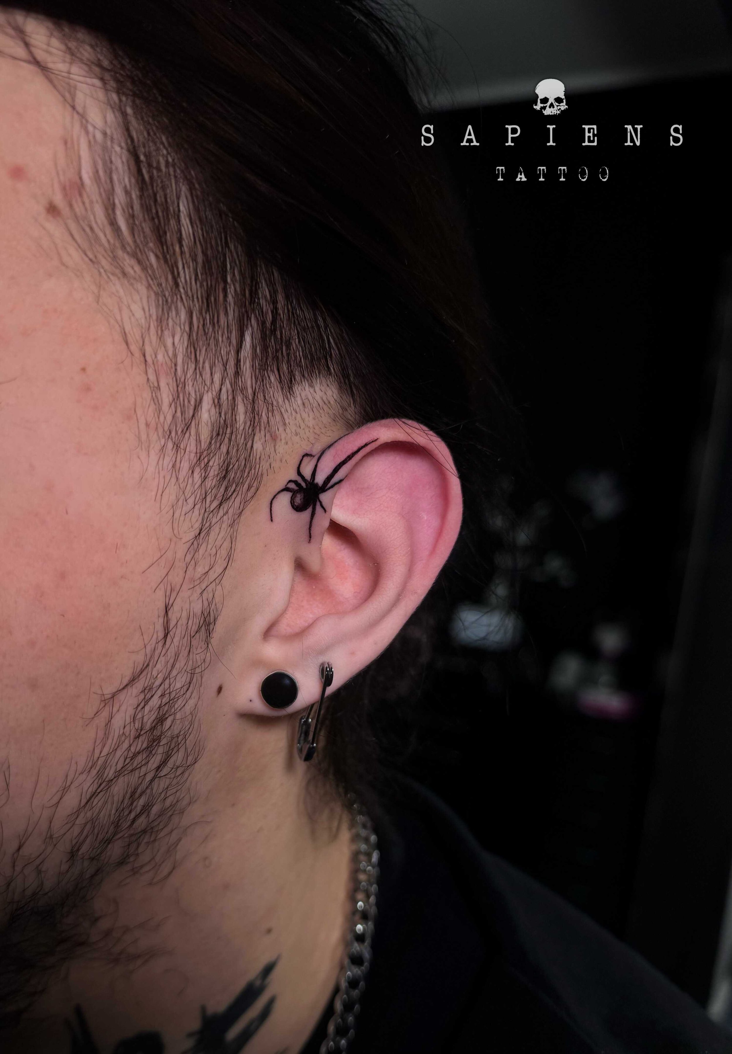 tatuaj mic cu un paianjen pe ureche