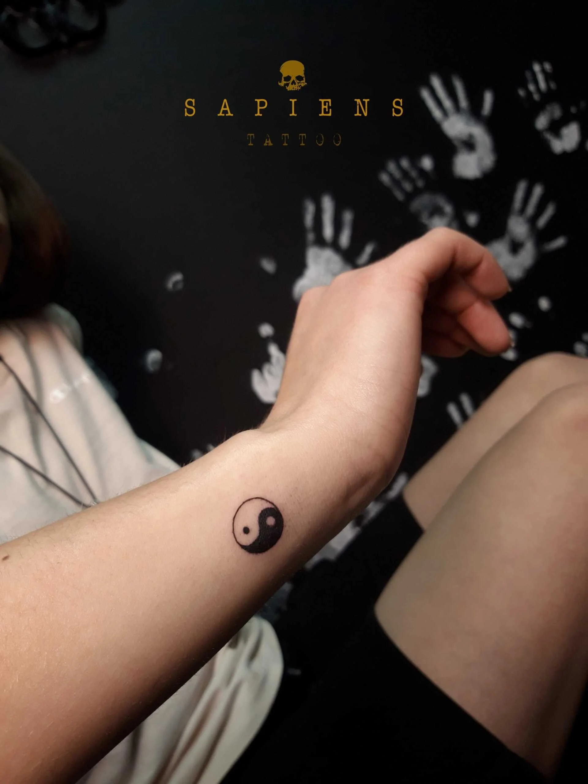 tatuaj la incheietura mainii cu simbolul yng si yang